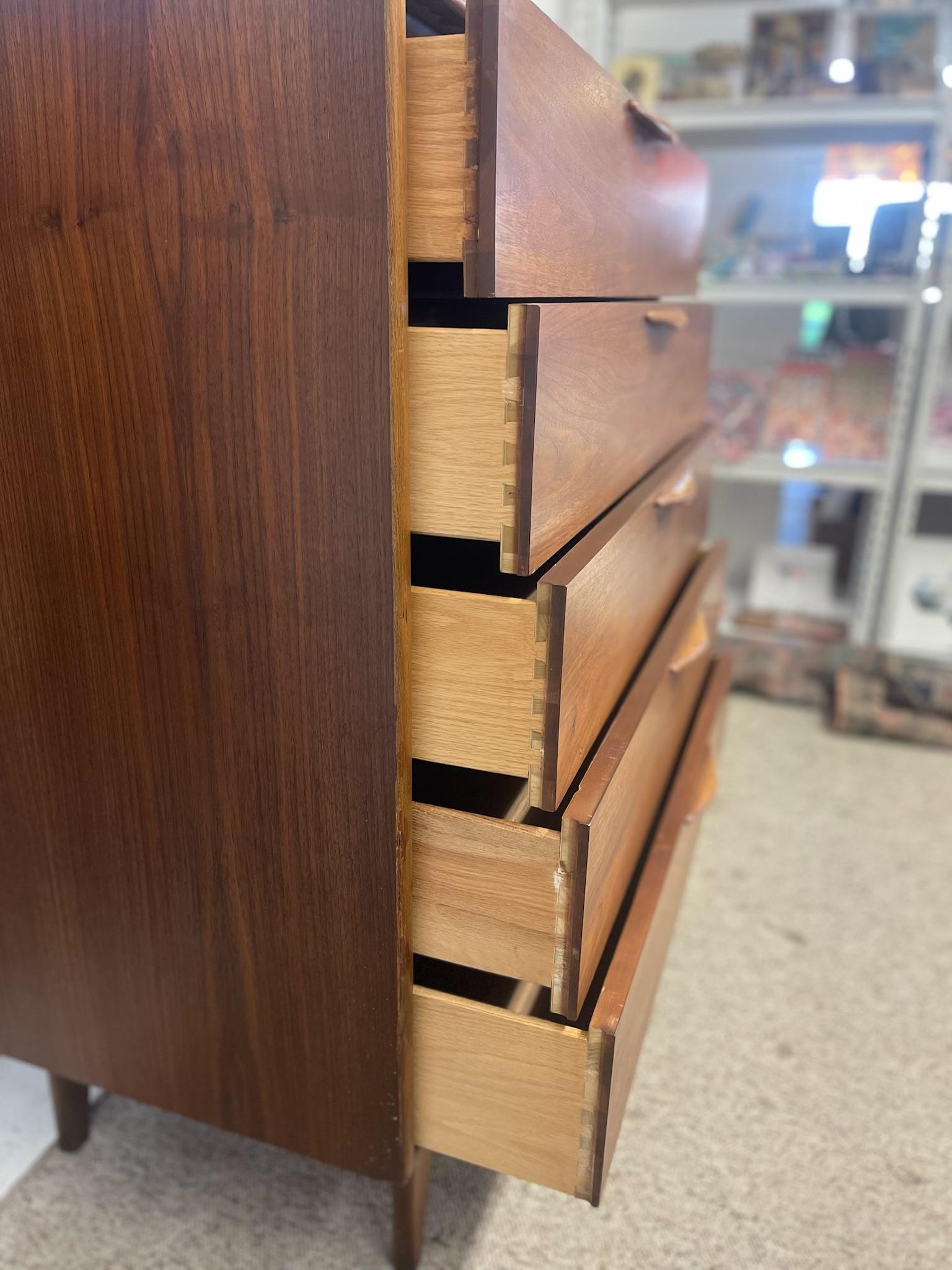 Lane Altavista  Mid-Century Möglicherweise Nussbaum Highboy Kommode mit geschnitzten Zügen (Walnuss) im Angebot