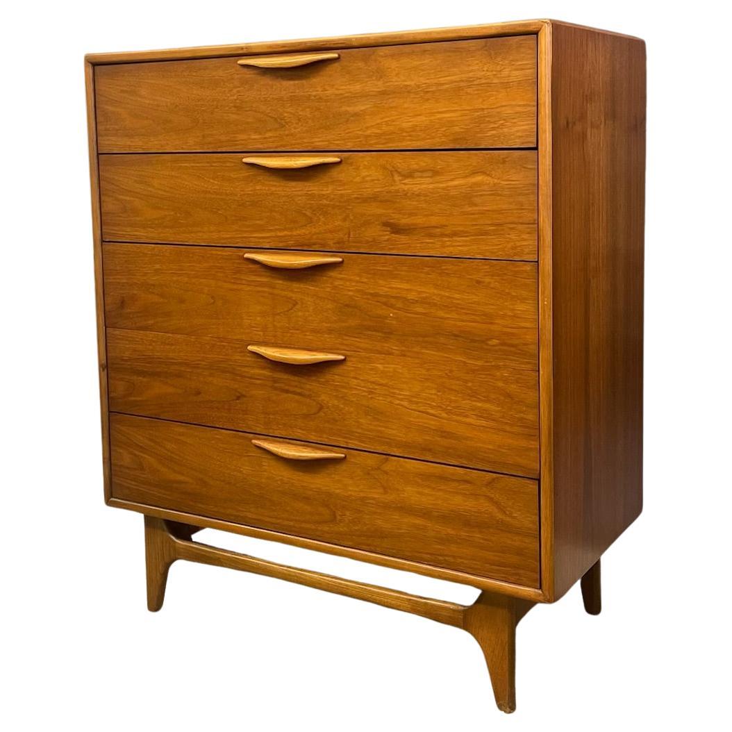 Lane Altavista  Mid-Century Möglicherweise Nussbaum Highboy Kommode mit geschnitzten Zügen im Angebot