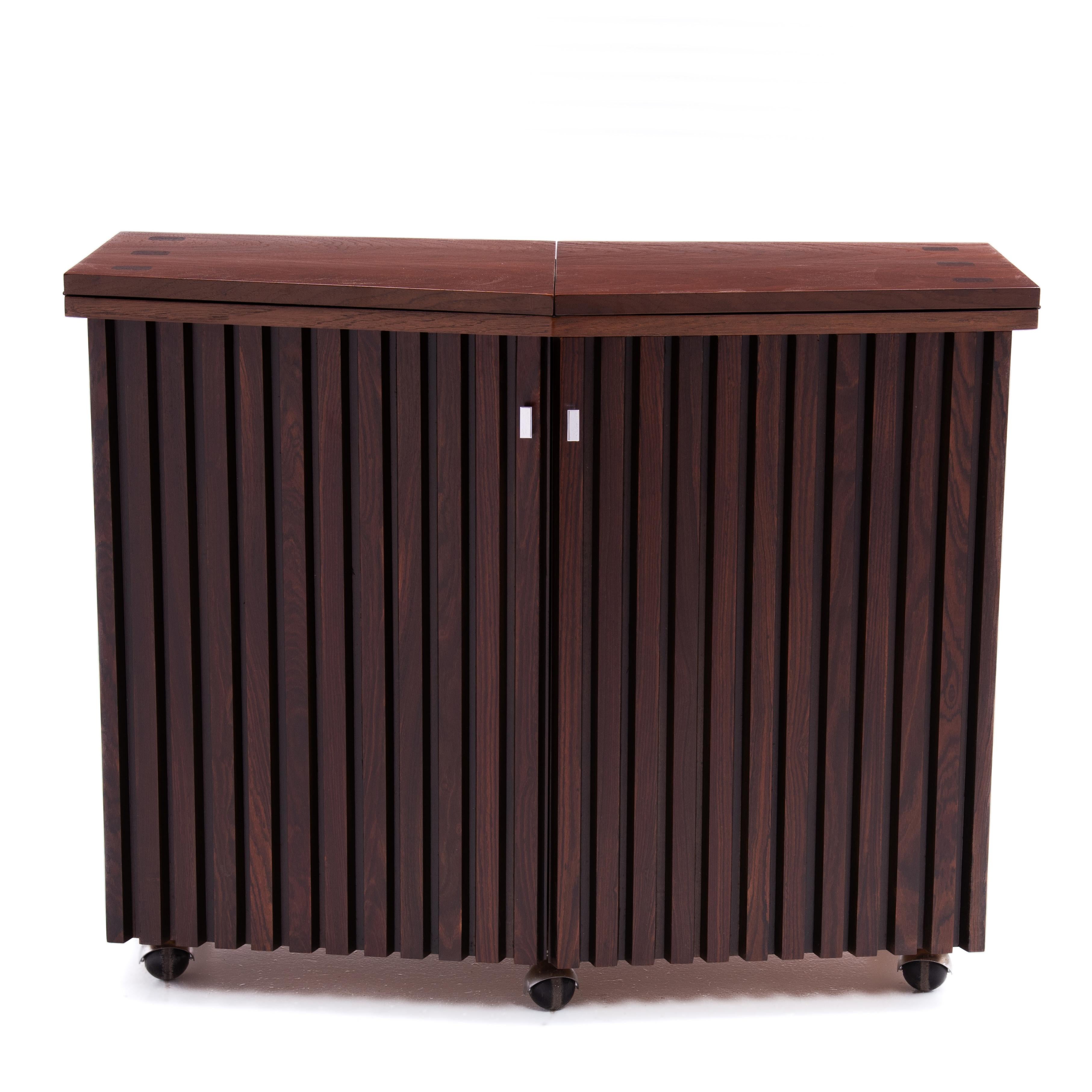 Un rare et merveilleux serveur ou dry bar de Lane Furniture. Lamelles en palissandre avec incrustation de palissandre, corps en noyer avec poignées chromées. 1970s. Complètement ouverte, la partie supérieure mesure 76,25