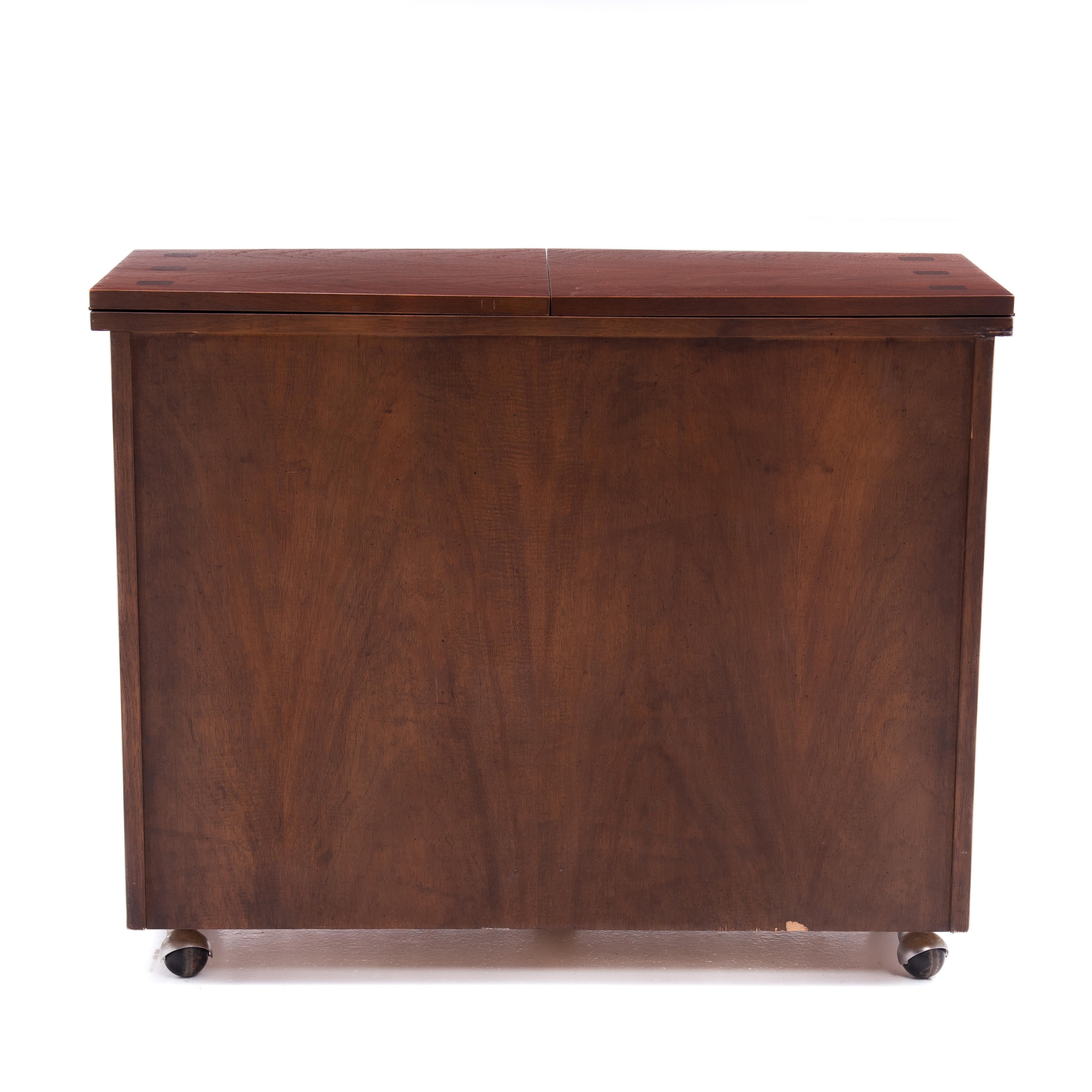Lane Altavista Mid Century Slatted Rosewood Walnut Bar Server Credenza Cabinet Bon état - En vente à Forest Grove, PA
