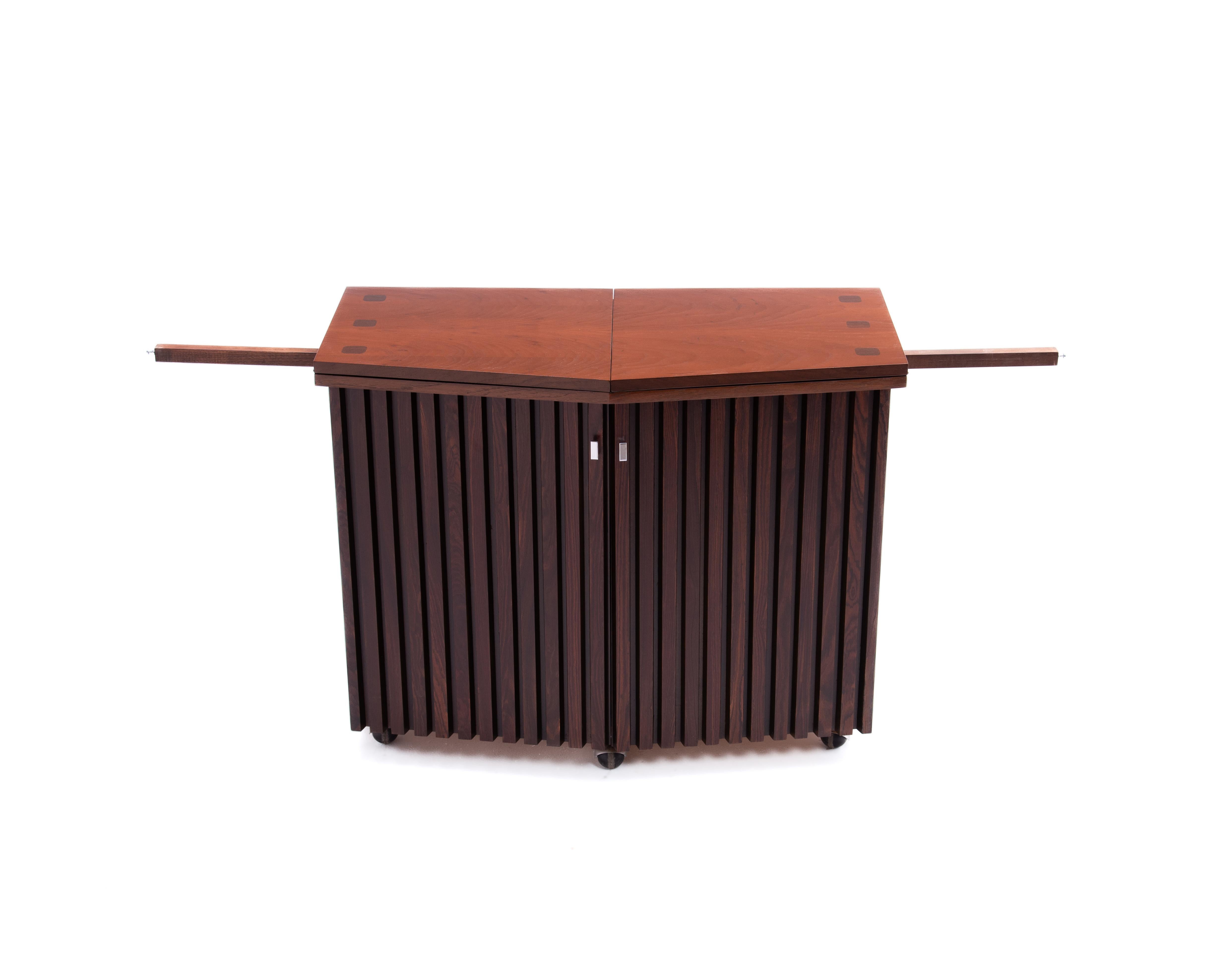 Fin du 20e siècle Lane Altavista Mid Century Slatted Rosewood Walnut Bar Server Credenza Cabinet en vente
