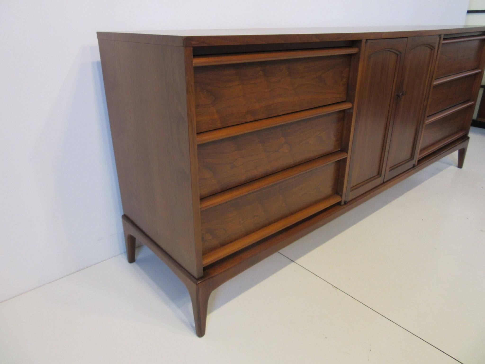 Lane Altavista Midcentury Walnut Dresser from the Rhythm Collection In Good Condition In Cincinnati, OH
