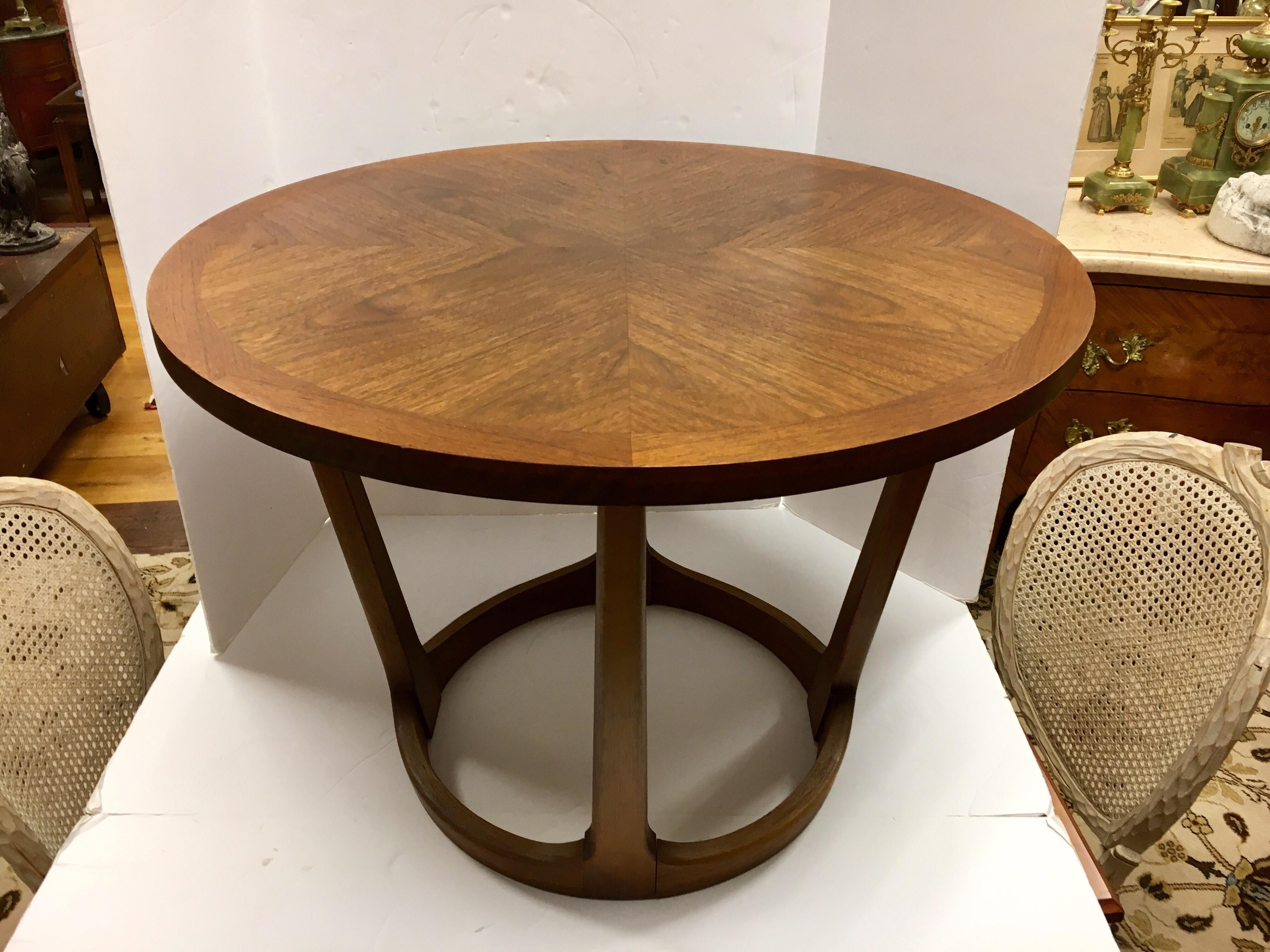 Gorgeous and rare round Lane Altavista table whose size makes it appropriate for use as a coffee table, end or side table.