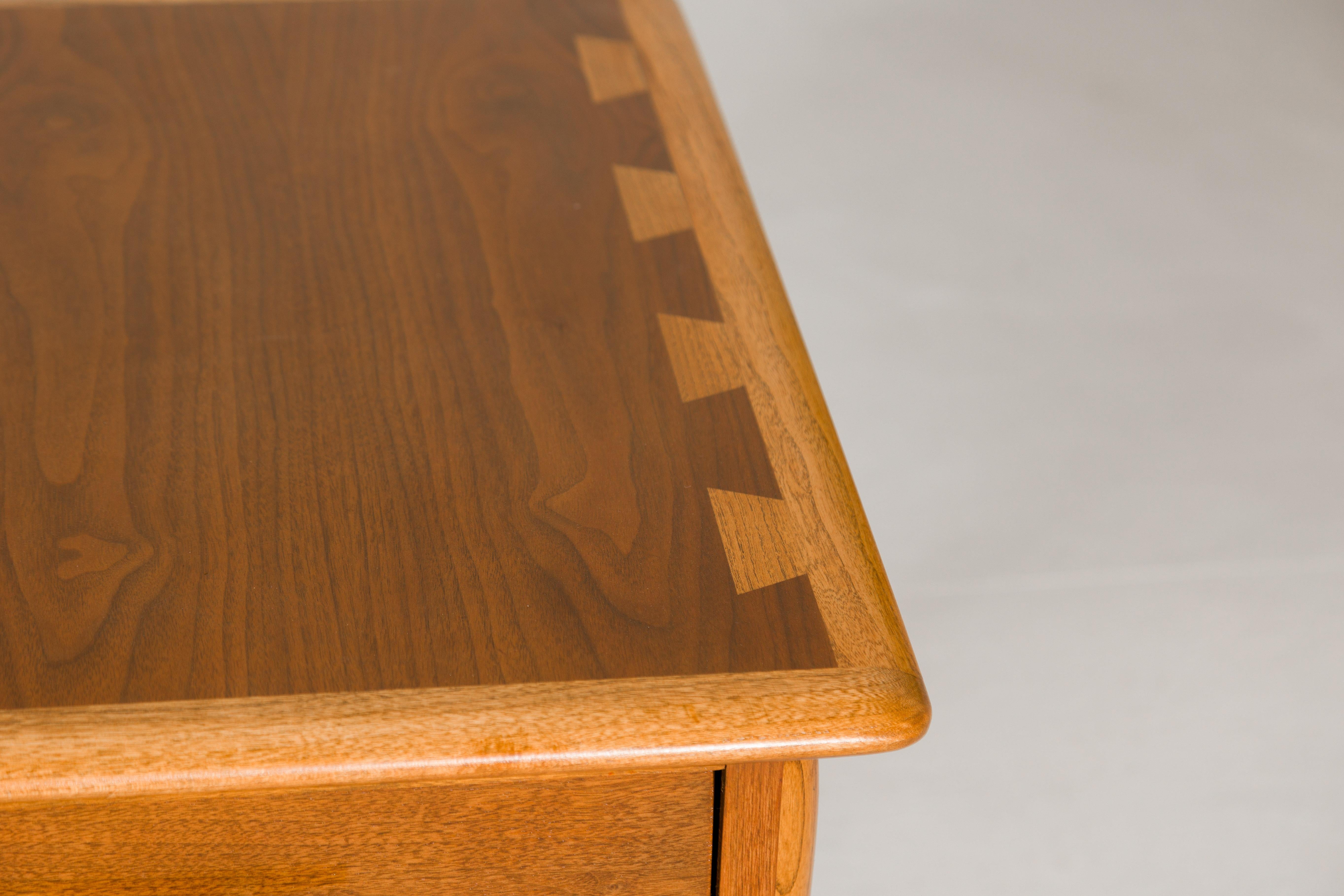 Table d'appoint Altavista du milieu du siècle dernier avec tiroir simple et pieds effilés en vente 11