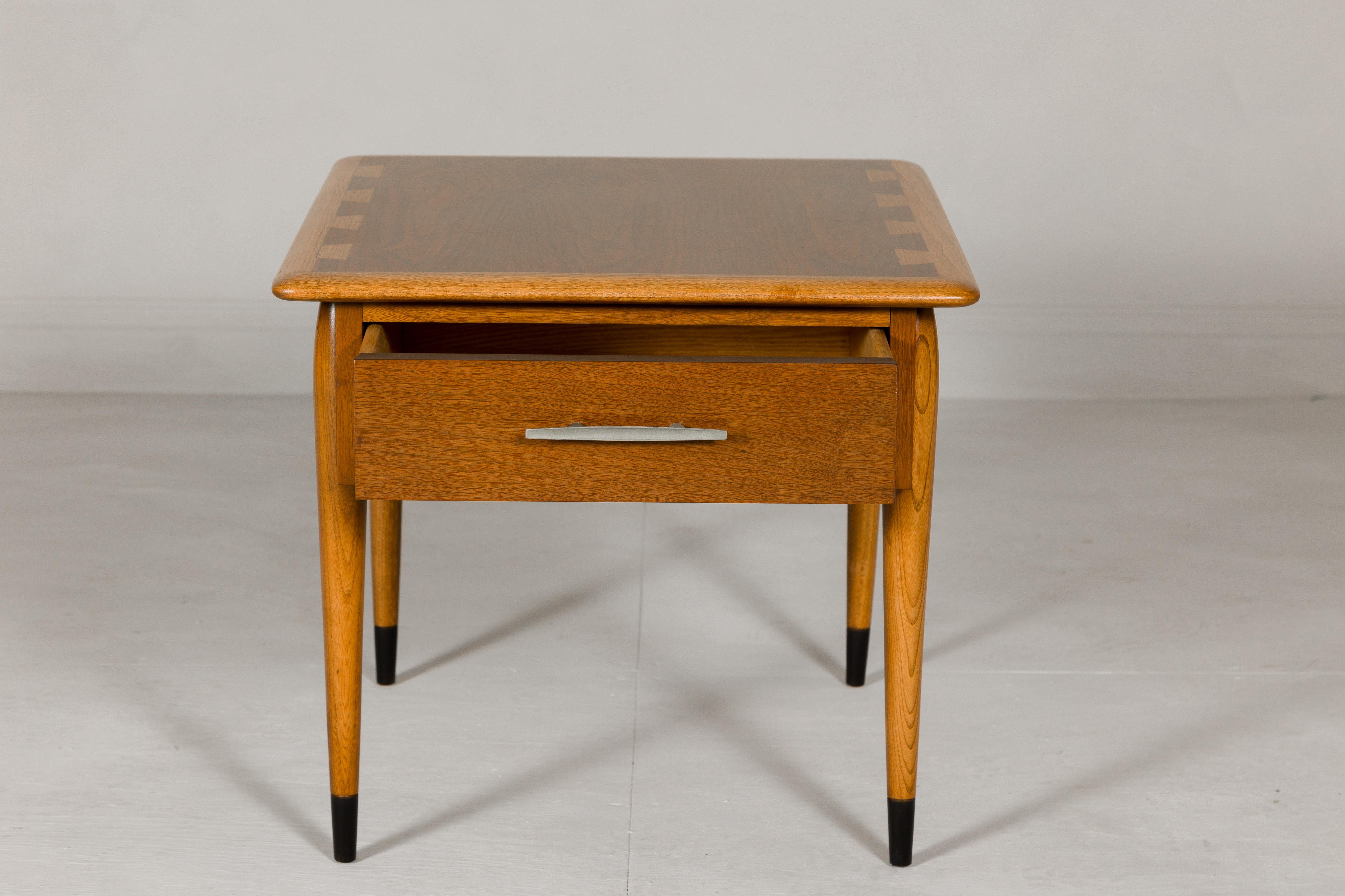 Table d'appoint Altavista du milieu du siècle dernier avec tiroir simple et pieds effilés en vente 2