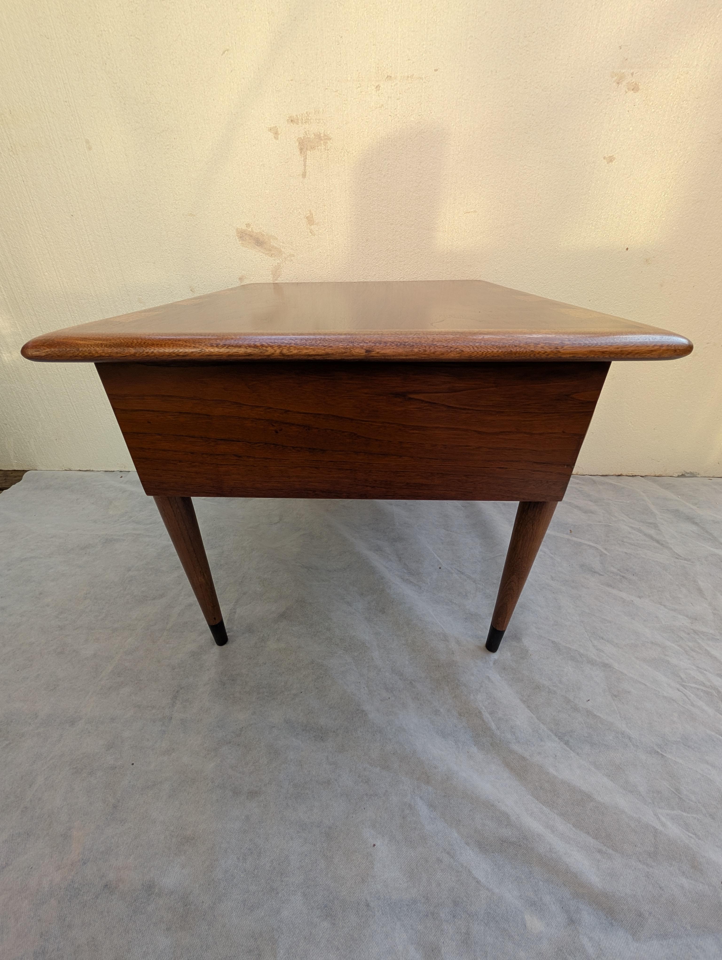 Lane Altavista one drawer dovetailed top side table In Good Condition For Sale In Cincinnati, OH