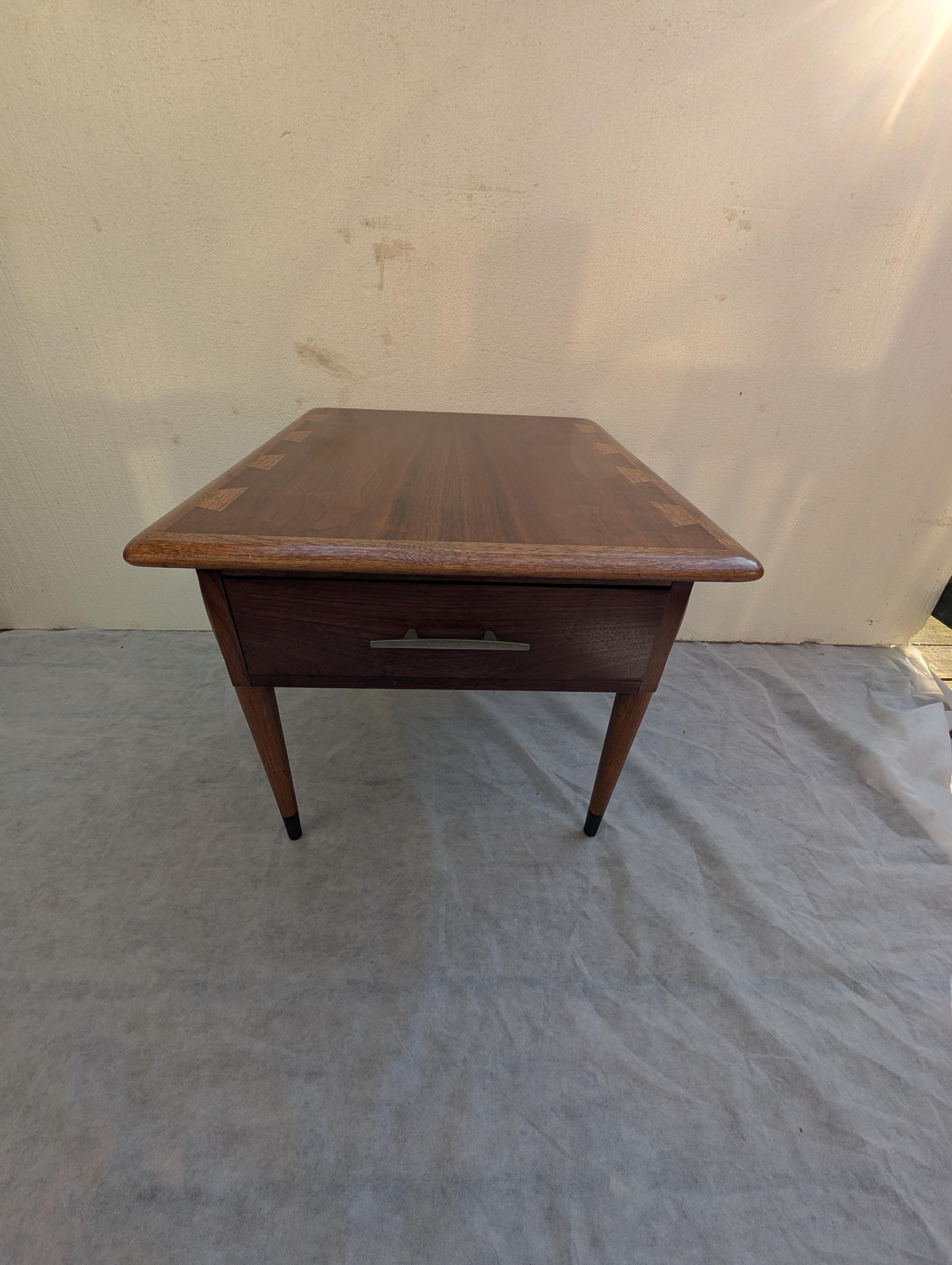 Wood Lane Altavista one drawer dovetailed top side table For Sale