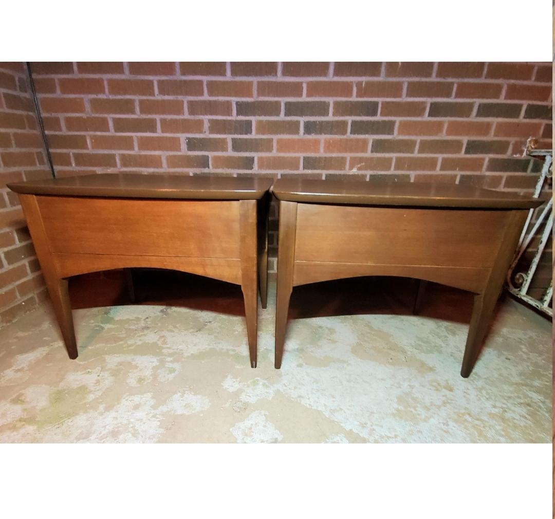 Lane's/ Altavista Style Mid Century End Tables - ein Paar (Mitte des 20. Jahrhunderts) im Angebot