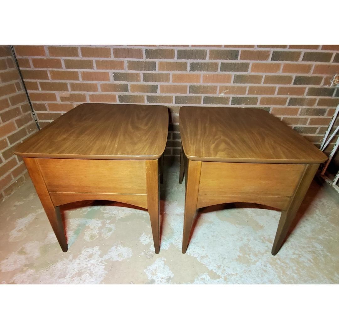 Lane's/ Altavista Style Mid Century End Tables - ein Paar (Formica) im Angebot