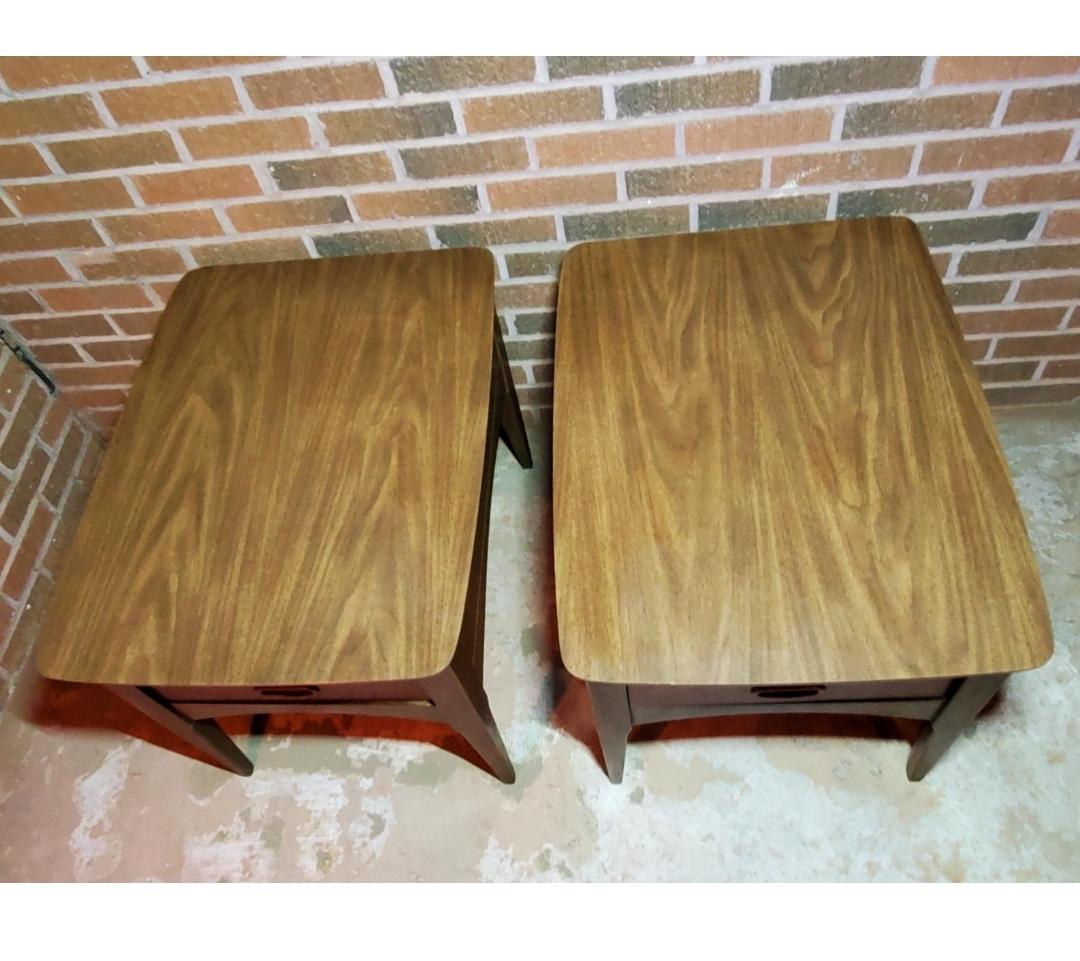 Lane's/ Altavista Style Mid Century End Tables - ein Paar im Angebot 2