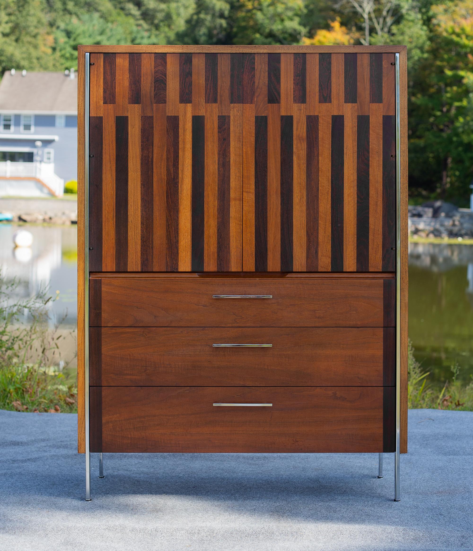 Mid-Century moderno Comò o armadio a 5 cassetti in noce e palissandro Altavista Lane's con gambe cromate in vendita