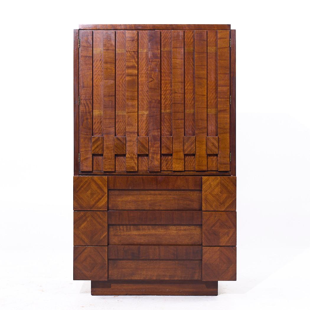 Lane Brutalist Mid Century Highboy Armoire Dresser en noyer

Cette armoire mesure : 38 de large x 19 de profond x 64 de haut

Tous les meubles peuvent être achetés dans ce que nous appelons un état vintage restauré. Cela signifie que la pièce est