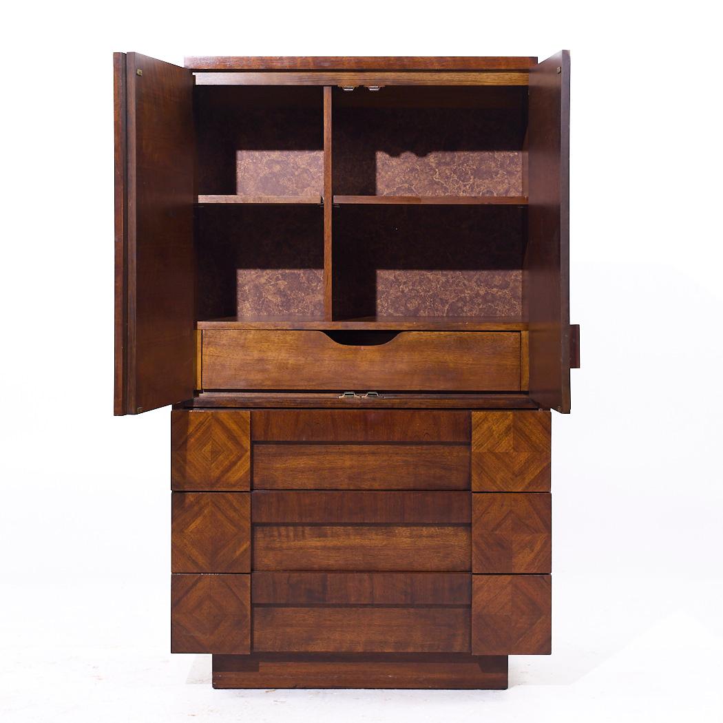Fin du 20e siècle Lane Brutalist Mid Century Highboy Armoire Dresser en noyer en vente