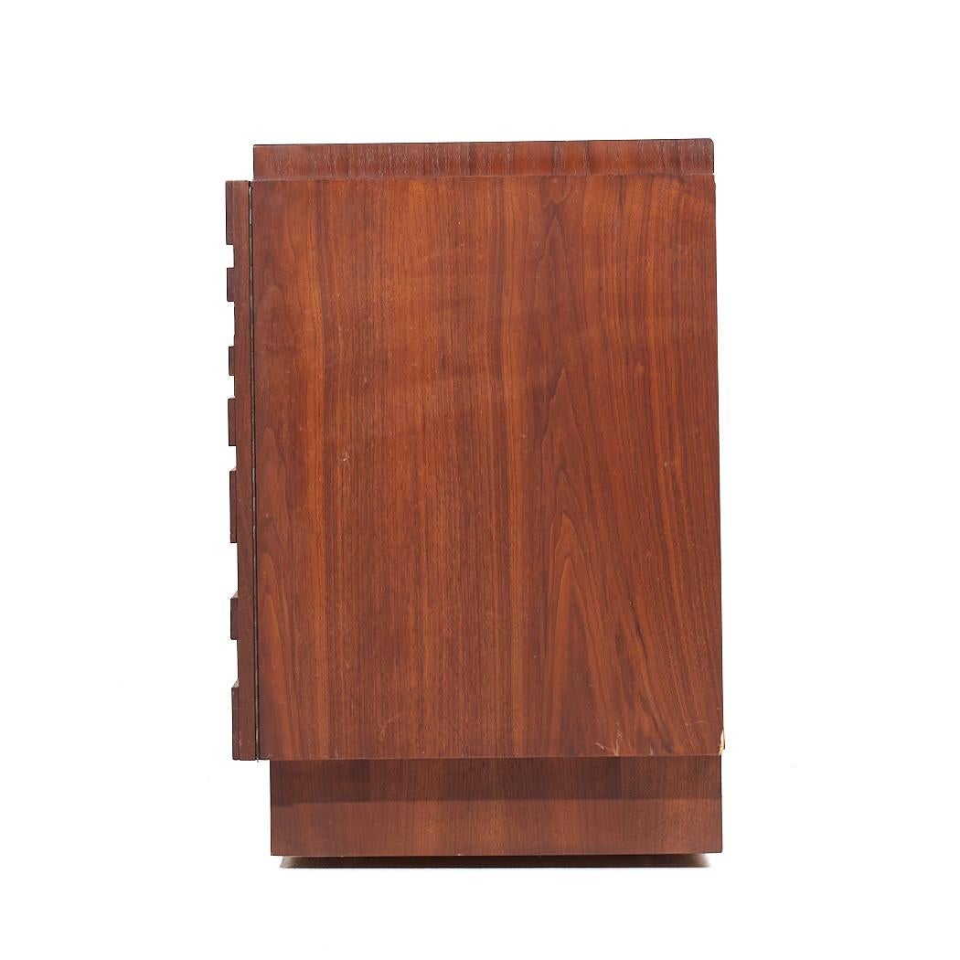 Lane Brutalist Mid Century Walnut Lowboy Dresser In Good Condition For Sale In Countryside, IL
