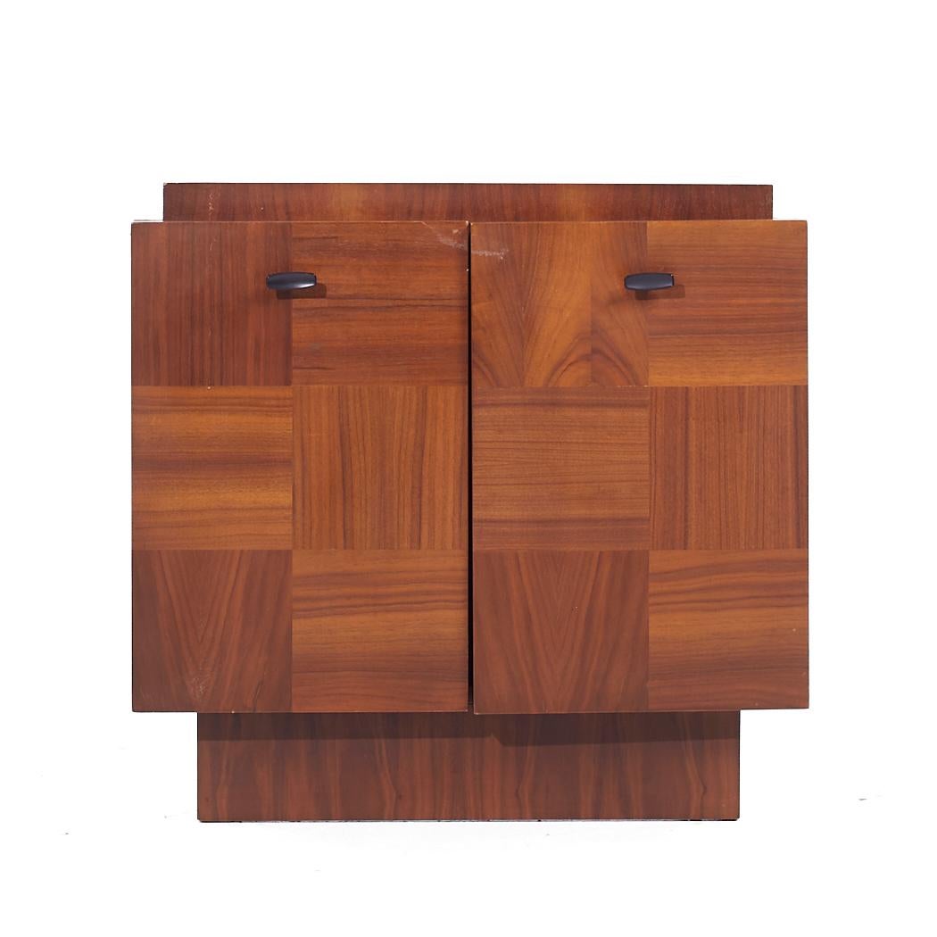 Lane Brutalist Mid Century Walnut Nightstands - Pair In Good Condition For Sale In Countryside, IL