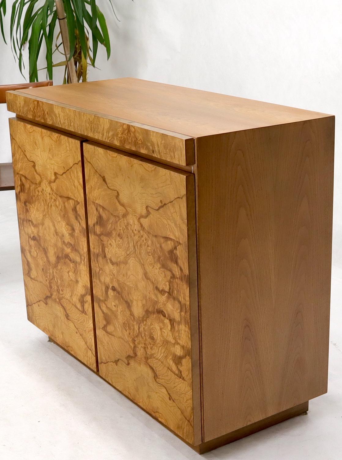 Mid-Century Modern Lane Burl Wood Two-Door Pull Out Laminated Serving Tray Credenza Liquor Cabinet For Sale