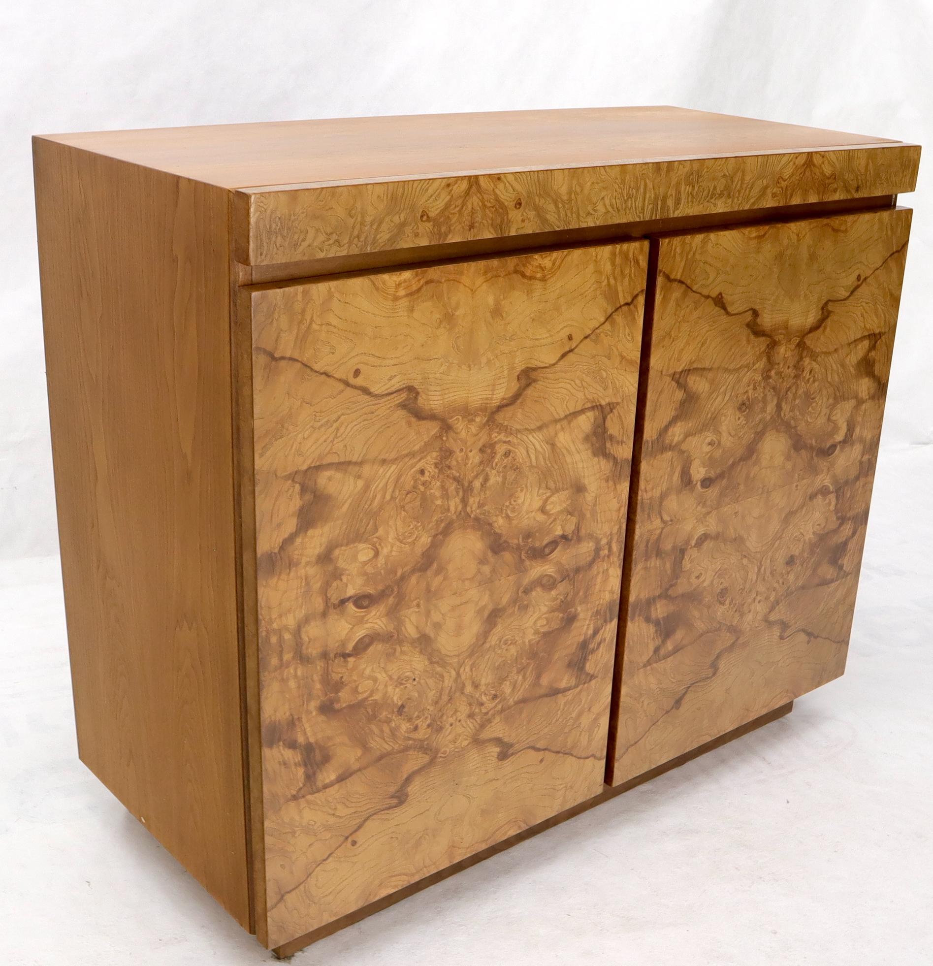 Lane Burl Wood Two-Door Pull Out Laminated Serving Tray Credenza Liquor Cabinet In Good Condition For Sale In Rockaway, NJ