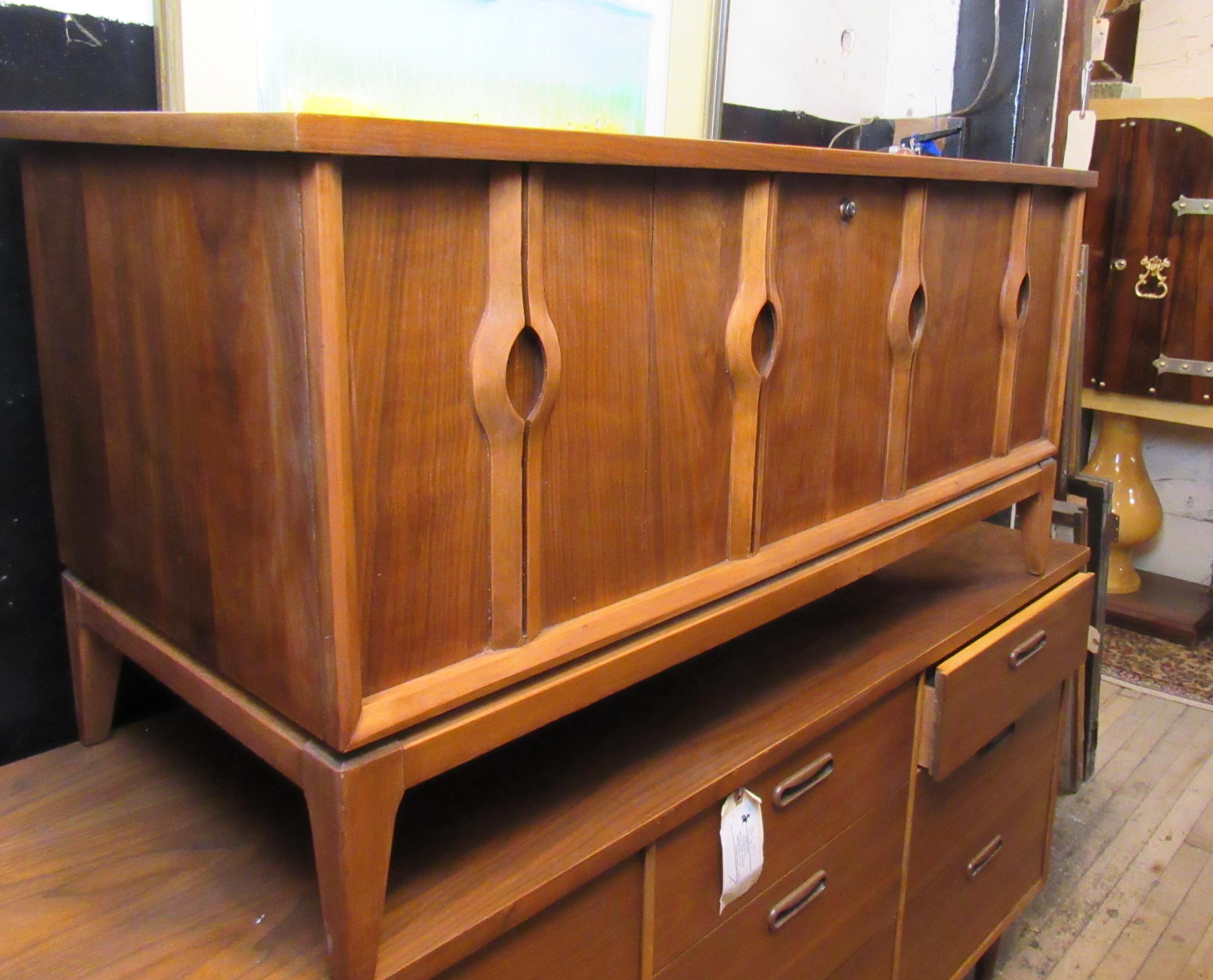 Gorgeous Lane designed cedar chest. Features a push button lock for opening. Unique stylings on front of chest. Inside contains green felt shelf for storing fragile items. High level craftsmanship from Virginia.
(Please confirm item location - NY