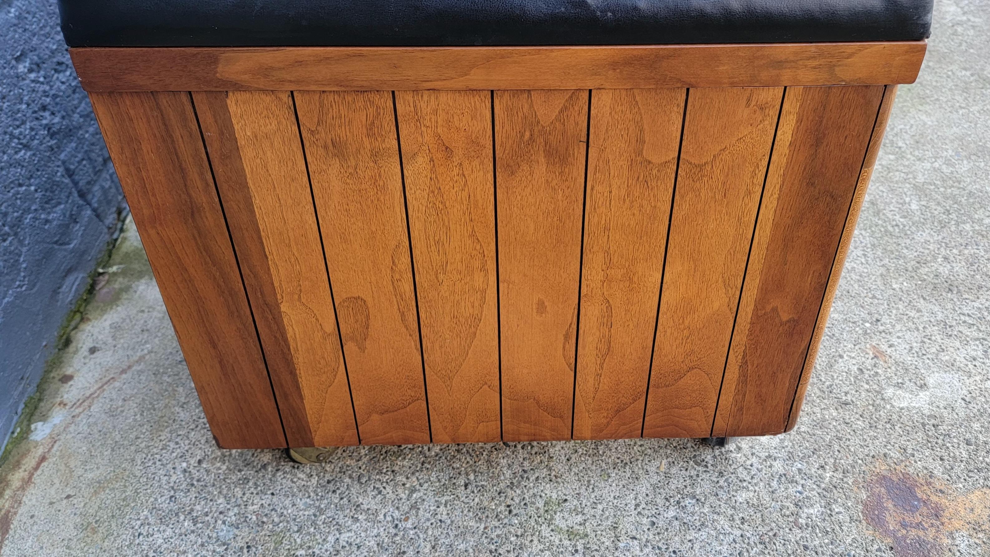 Lane Cedar Hope Chest Bench with Upholstered Seat In Good Condition In Fulton, CA