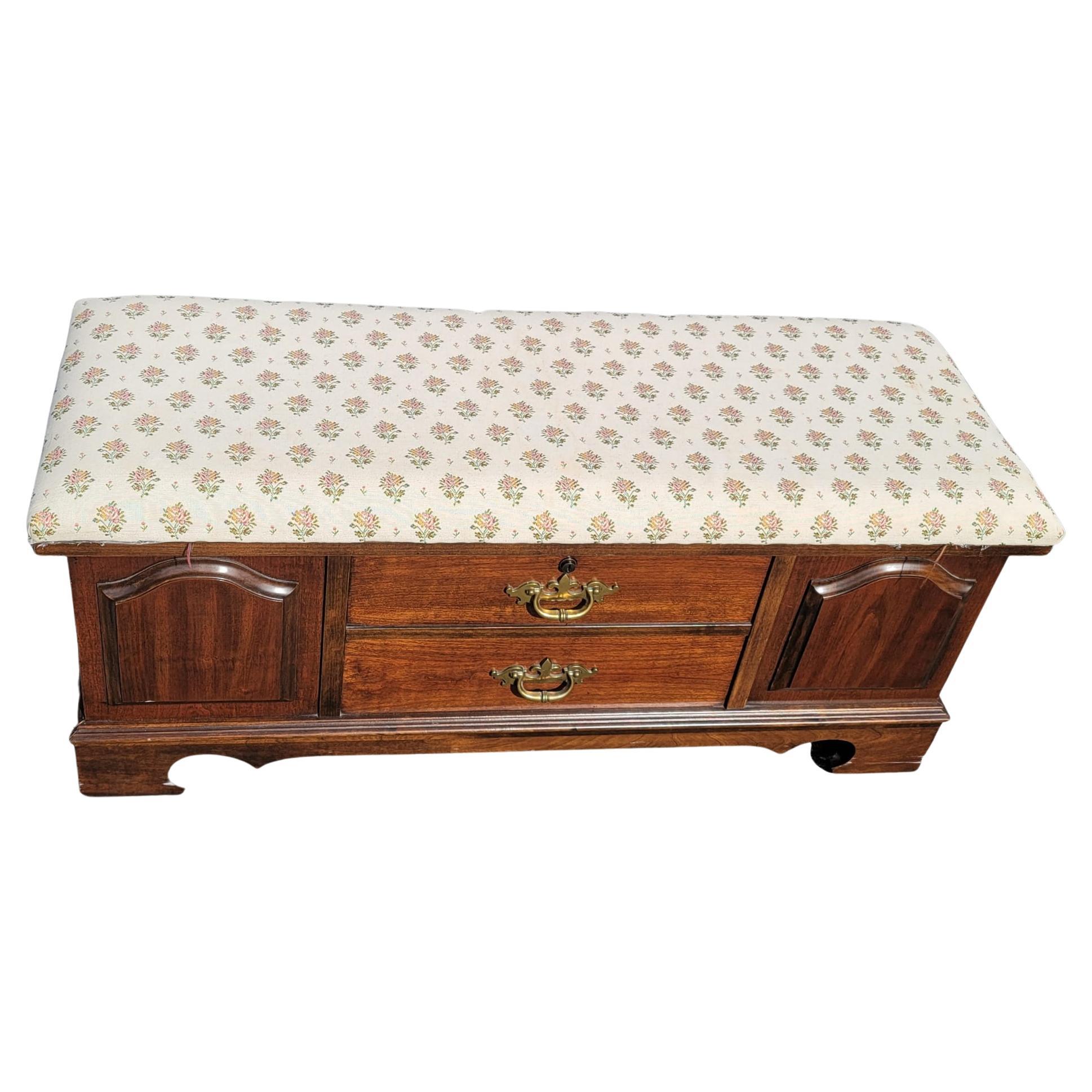 Americano Lane Cedar Lined Cherry Upholstered Storage Bench Blanket Chest in vendita