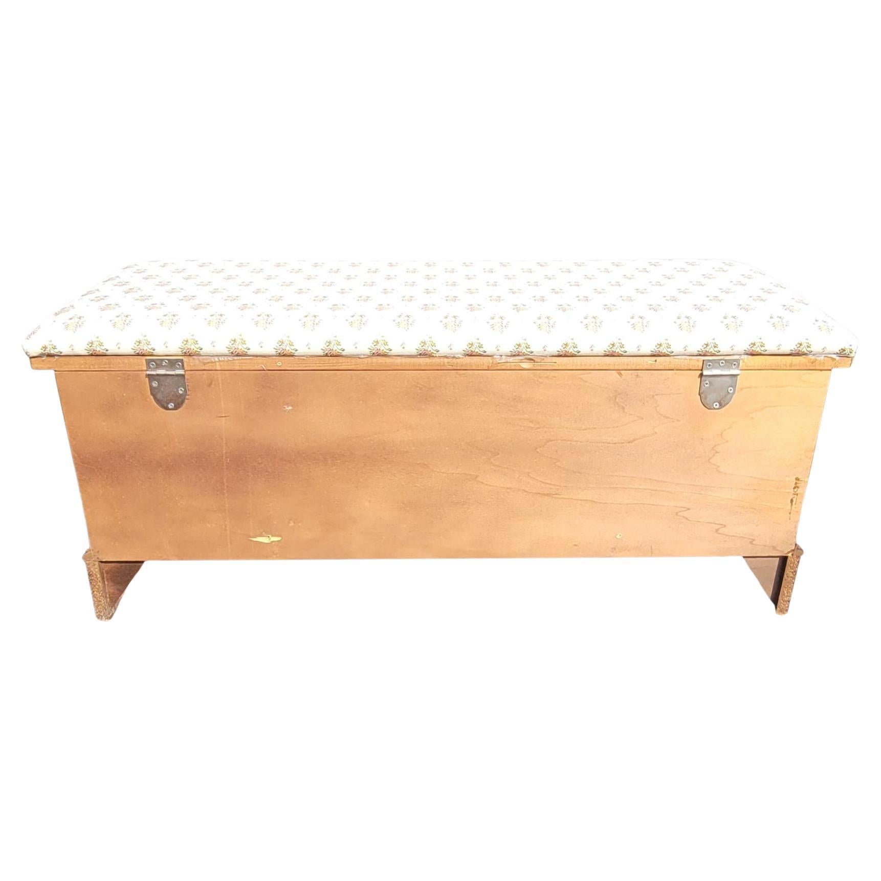 Ottone Lane Cedar Lined Cherry Upholstered Storage Bench Blanket Chest in vendita