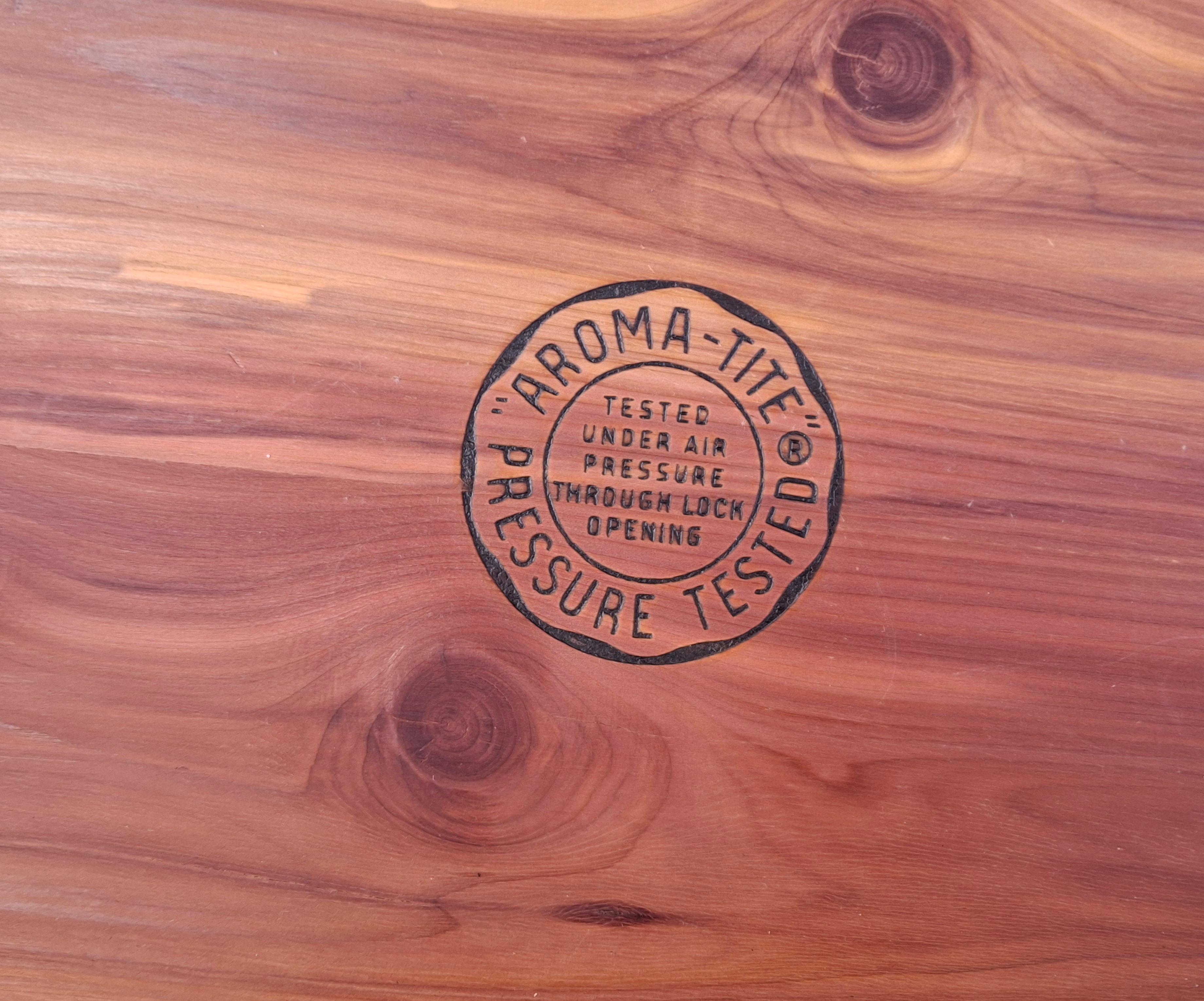 Lane Banc de rangement à roulettes avec siège tapissé de cèdre en vente 2