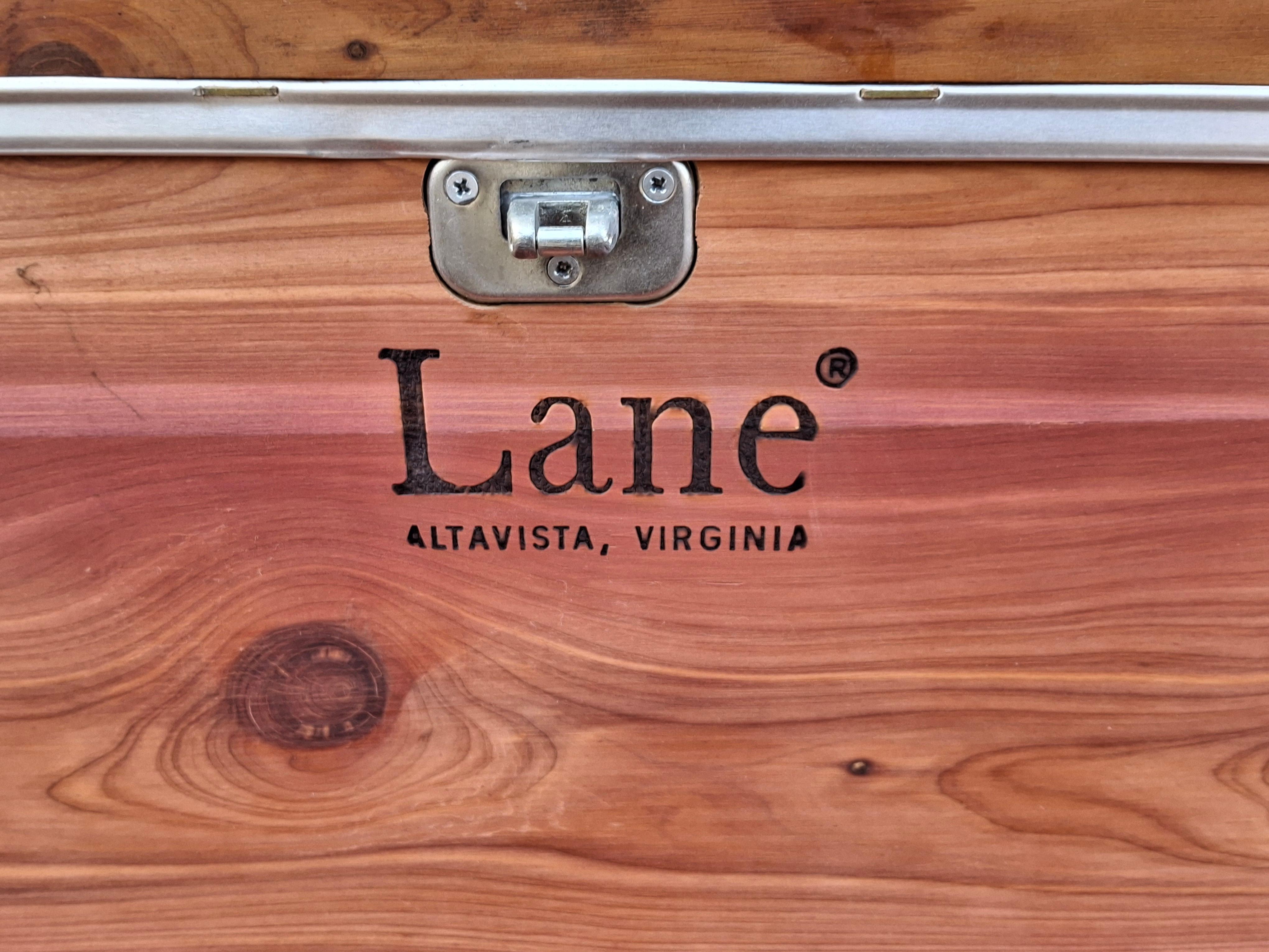 Lane Banc de rangement à roulettes avec siège tapissé de cèdre en vente 3