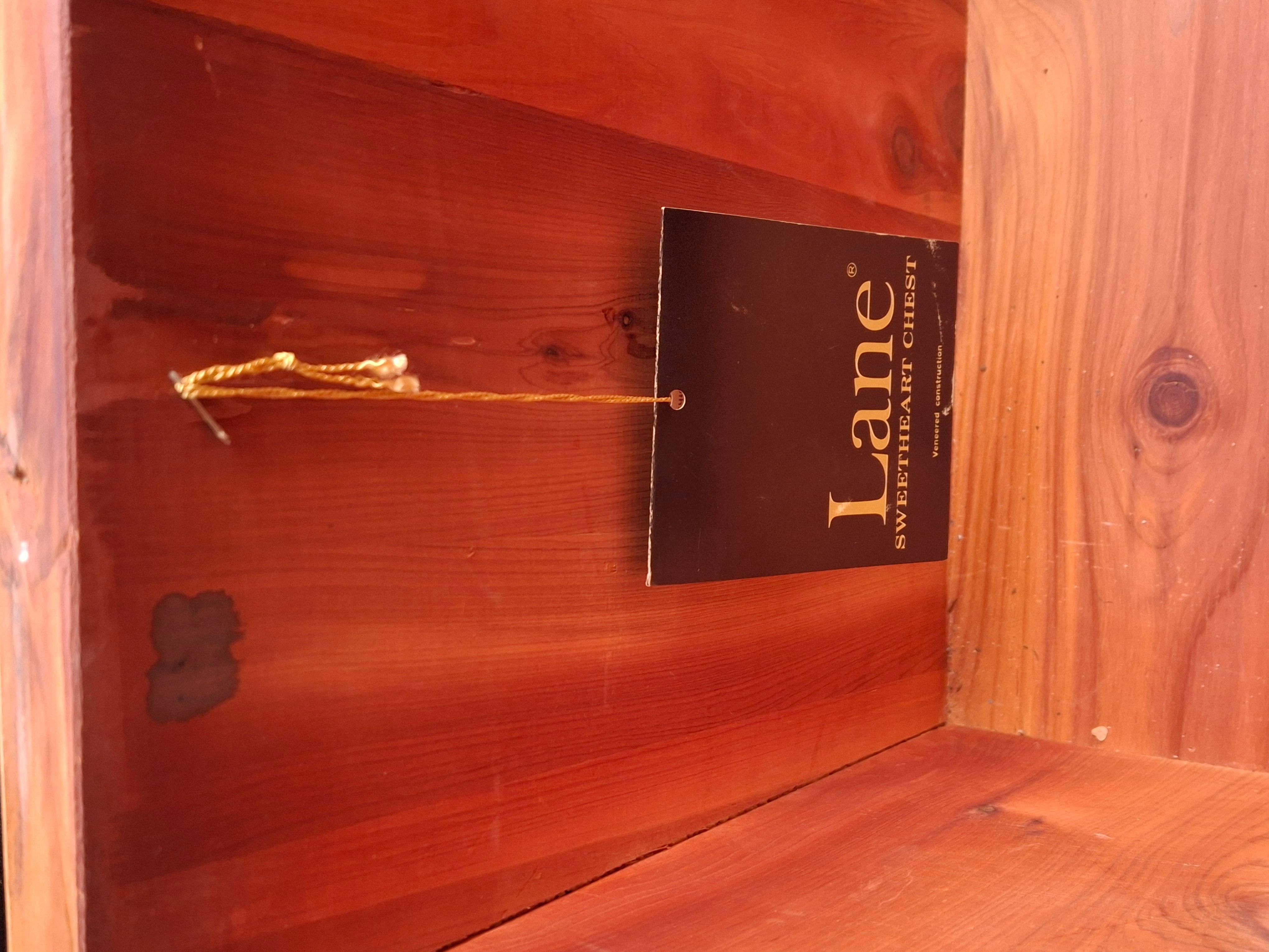 Lane Banc de rangement à roulettes avec siège tapissé de cèdre en vente 4