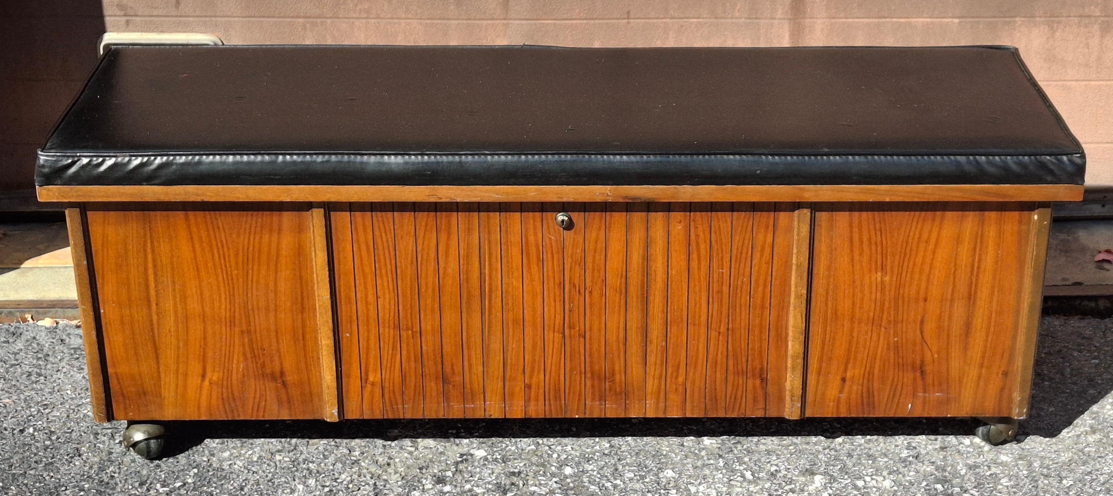 Lane Banc de rangement à roulettes avec siège tapissé de cèdre en vente 5