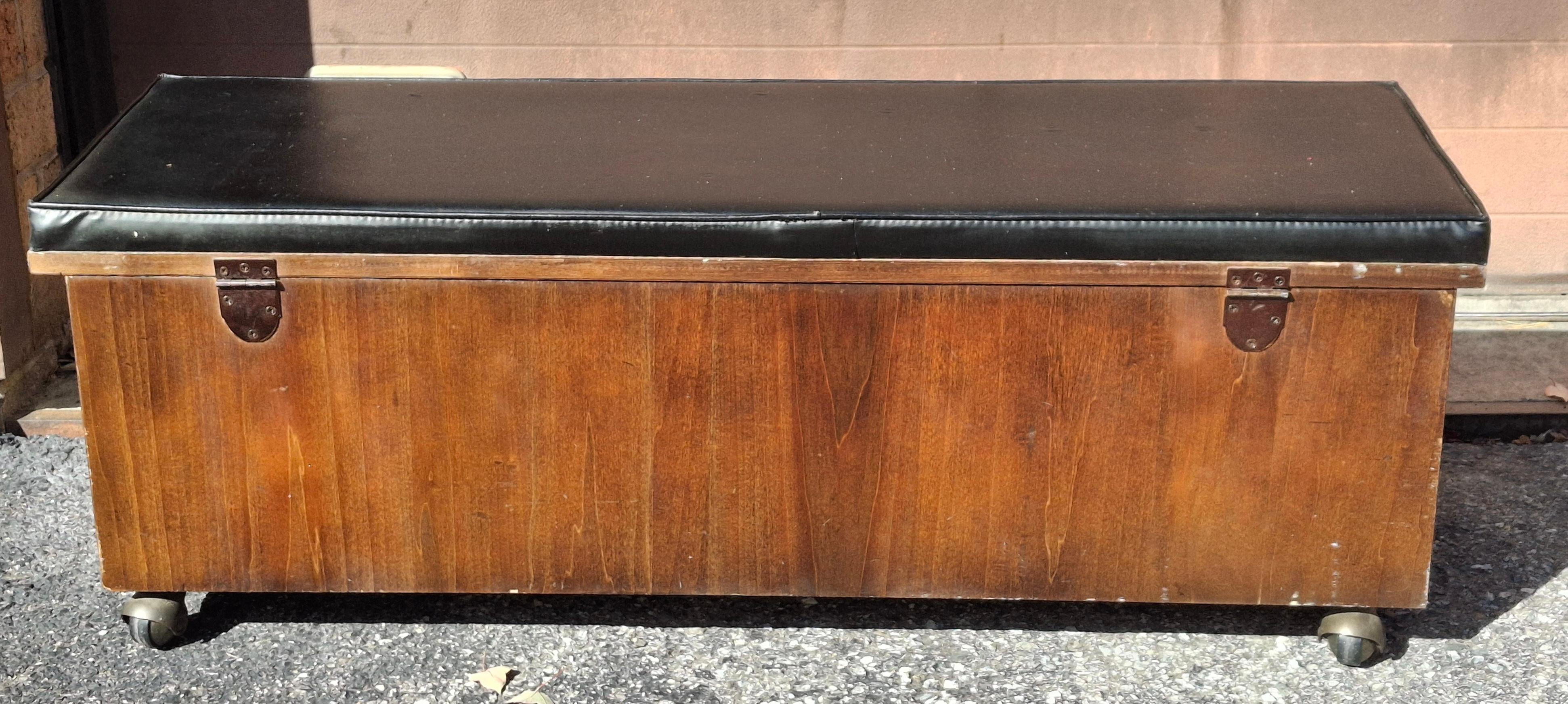 Lane Banc de rangement à roulettes avec siège tapissé de cèdre en vente 6