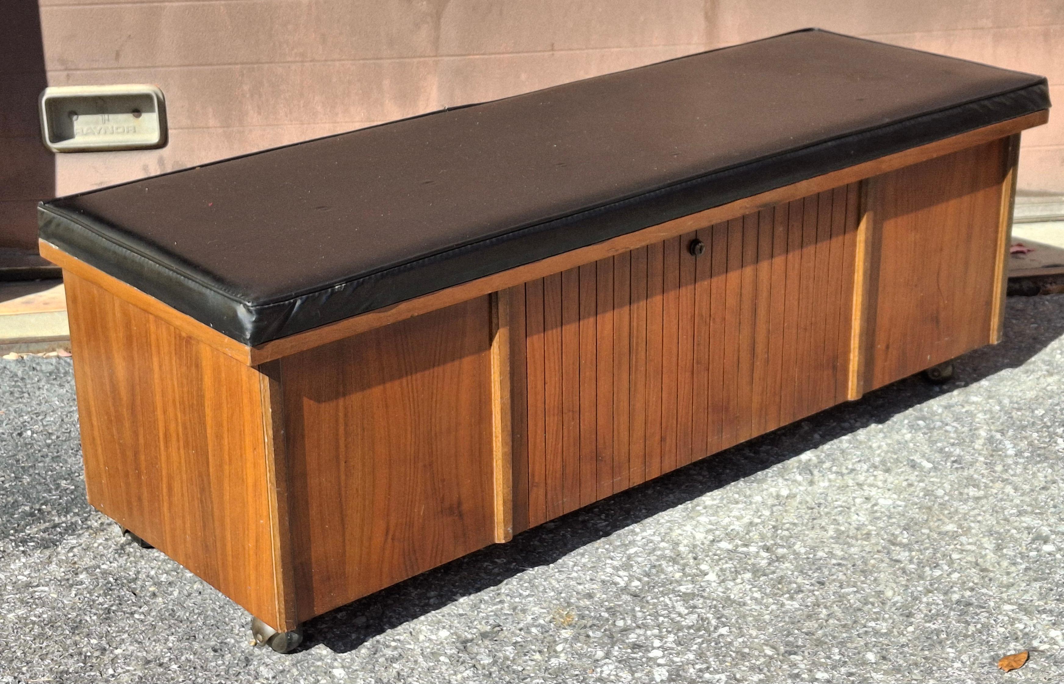 Lane Banc de rangement à roulettes avec siège tapissé de cèdre en vente 7