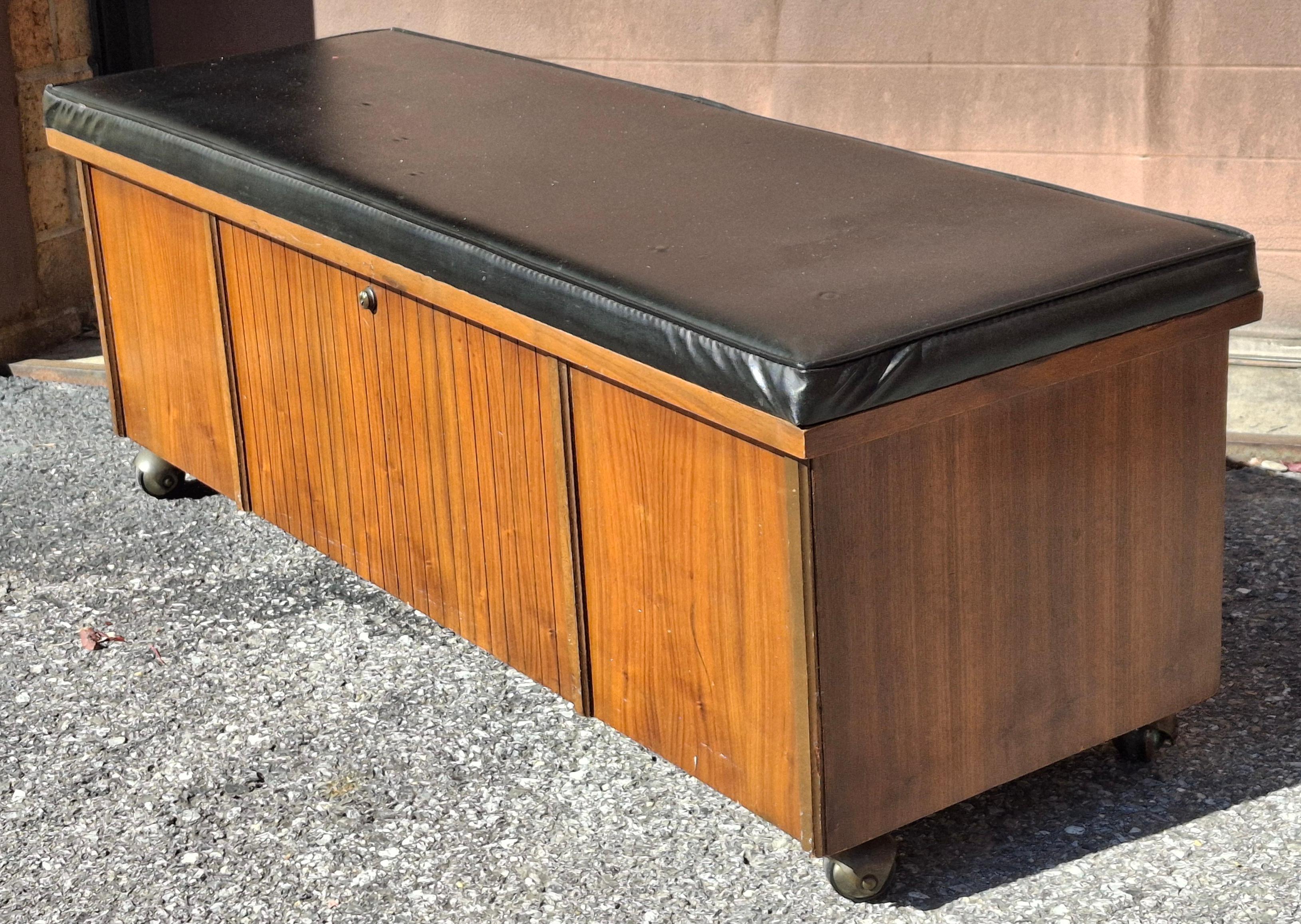 Lane Banc de rangement à roulettes avec siège tapissé de cèdre en vente 8