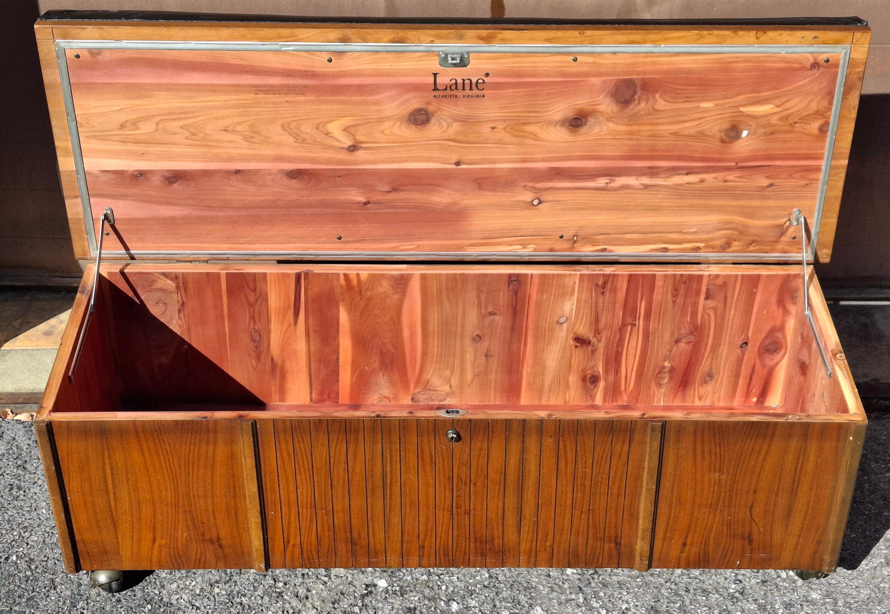 Lane Banc de rangement à roulettes avec siège tapissé de cèdre en vente 9