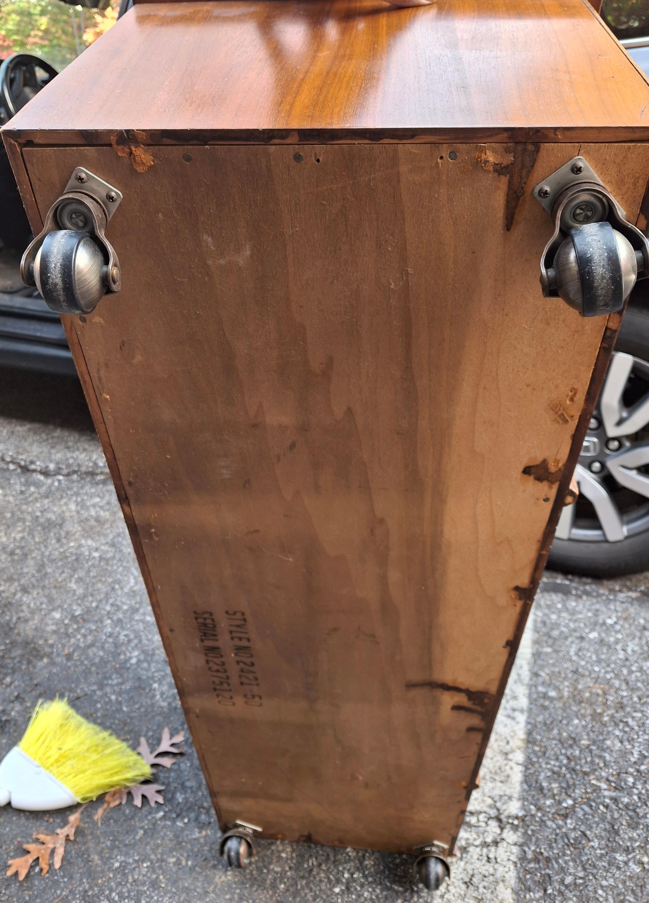 Lane Banc de rangement à roulettes avec siège tapissé de cèdre en vente 10