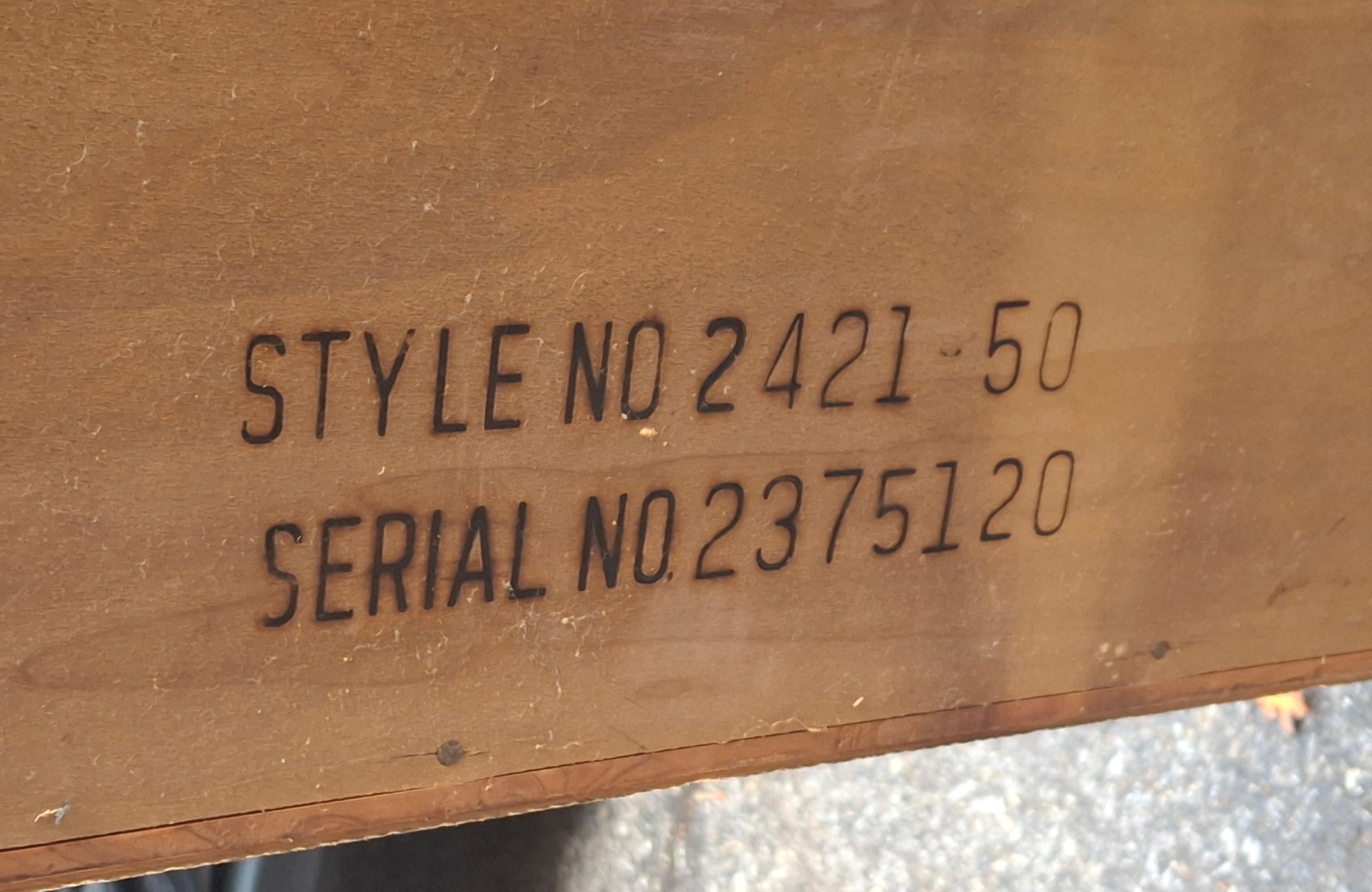 Lane Banc de rangement à roulettes avec siège tapissé de cèdre en vente 11