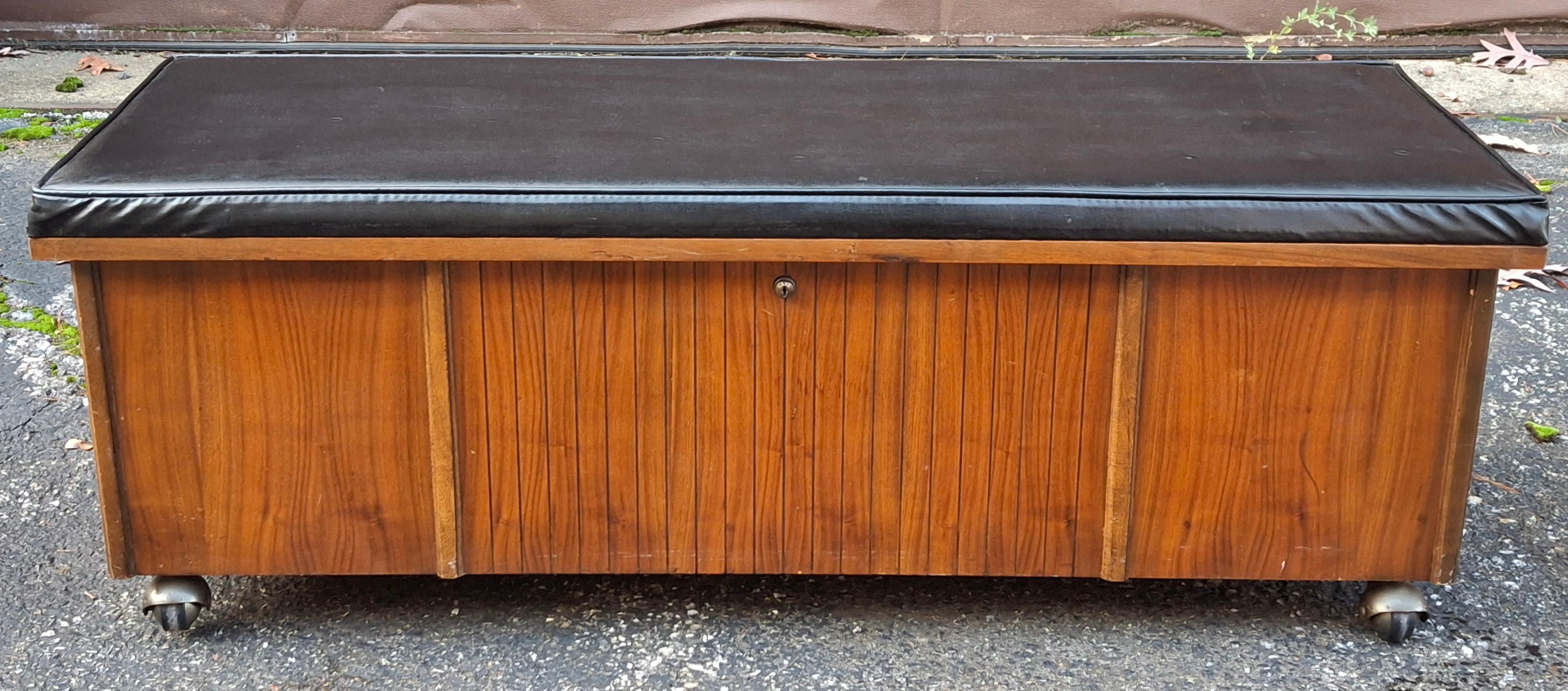 Banc de rangement pour coffre à couvertures, doublé de cèdre et recouvert de vinyle, sur roulettes, de Lane Furniture. Mesure 47,5