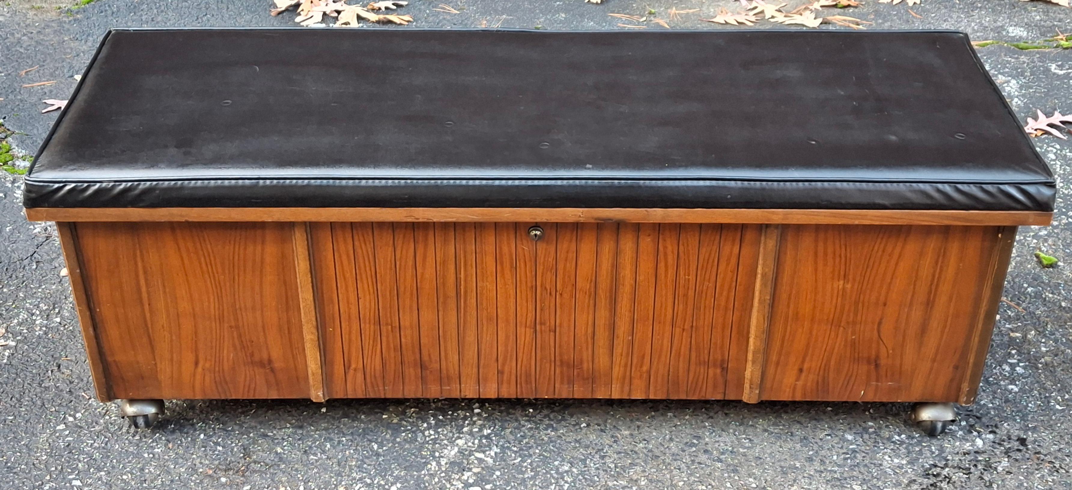 Mid-Century Modern Lane Banc de rangement à roulettes avec siège tapissé de cèdre en vente