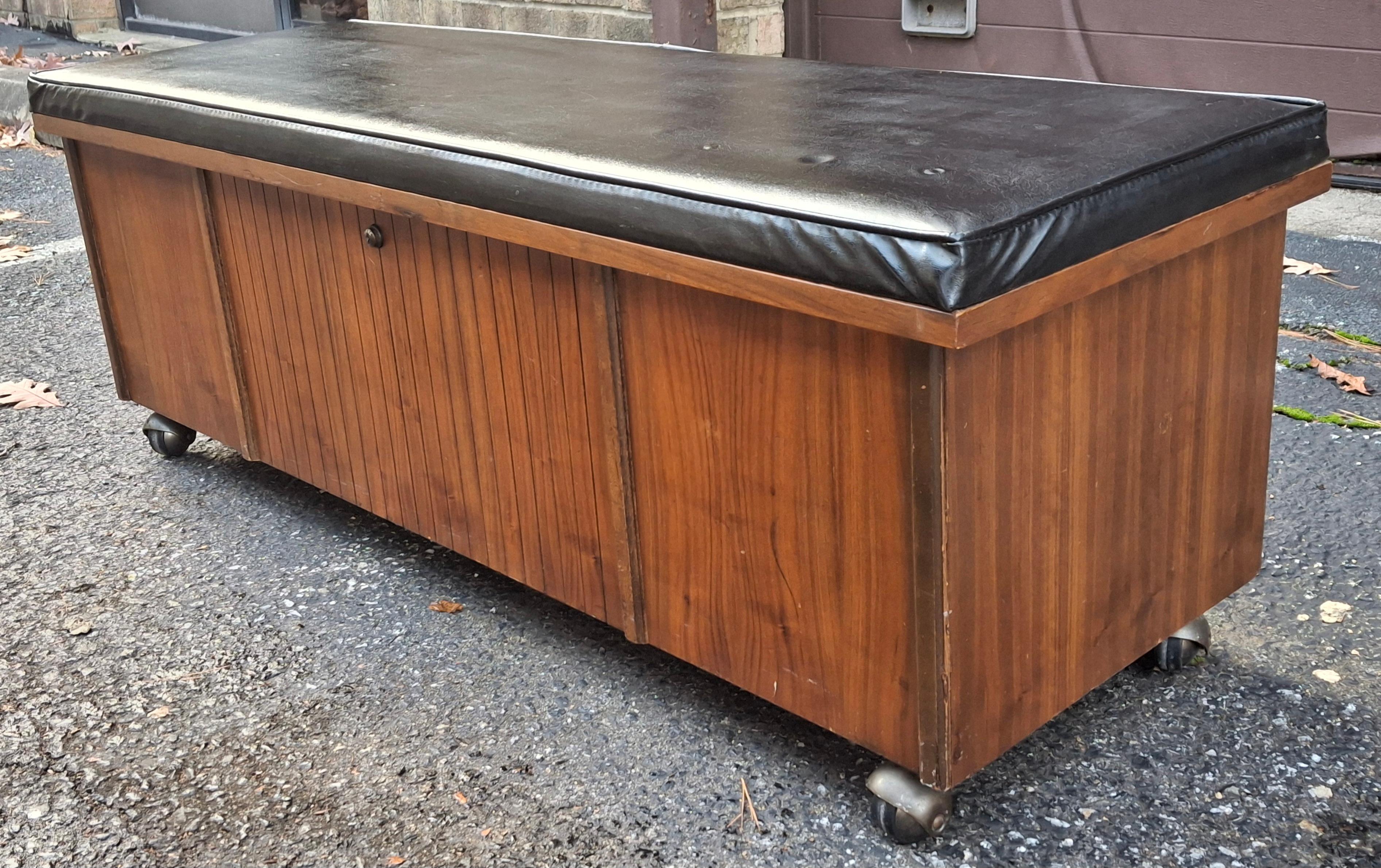 Américain Lane Banc de rangement à roulettes avec siège tapissé de cèdre en vente