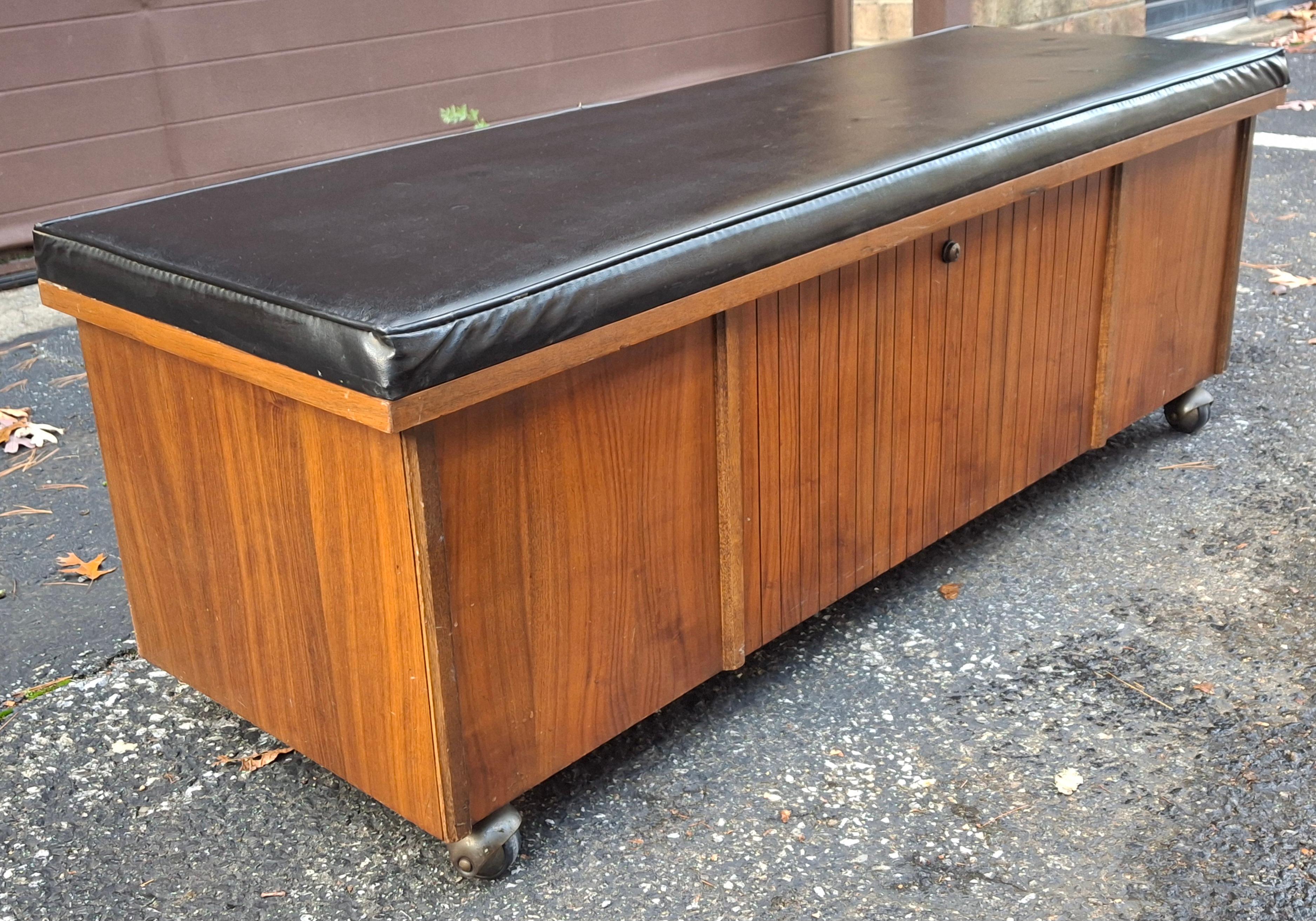 Tacheté Lane Banc de rangement à roulettes avec siège tapissé de cèdre en vente