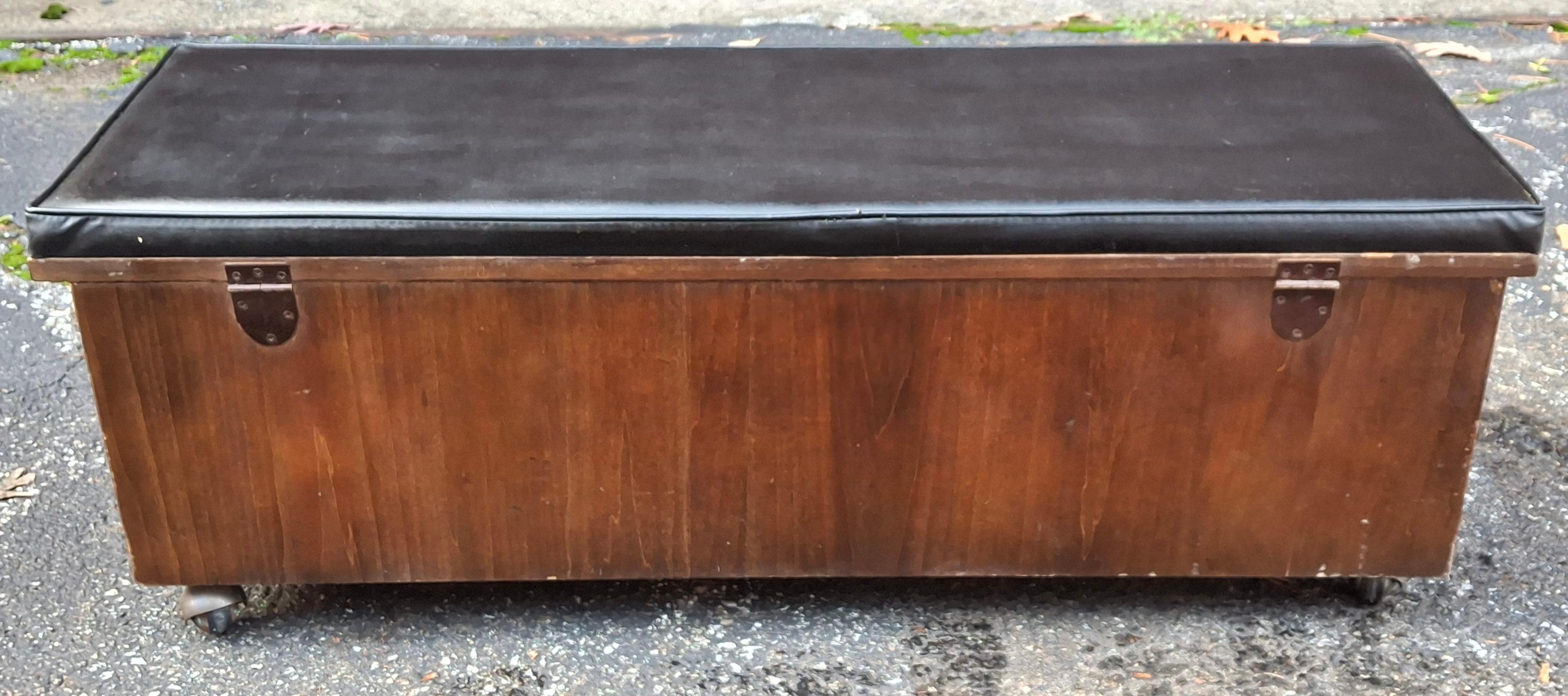 Lane Banc de rangement à roulettes avec siège tapissé de cèdre Bon état - En vente à Germantown, MD