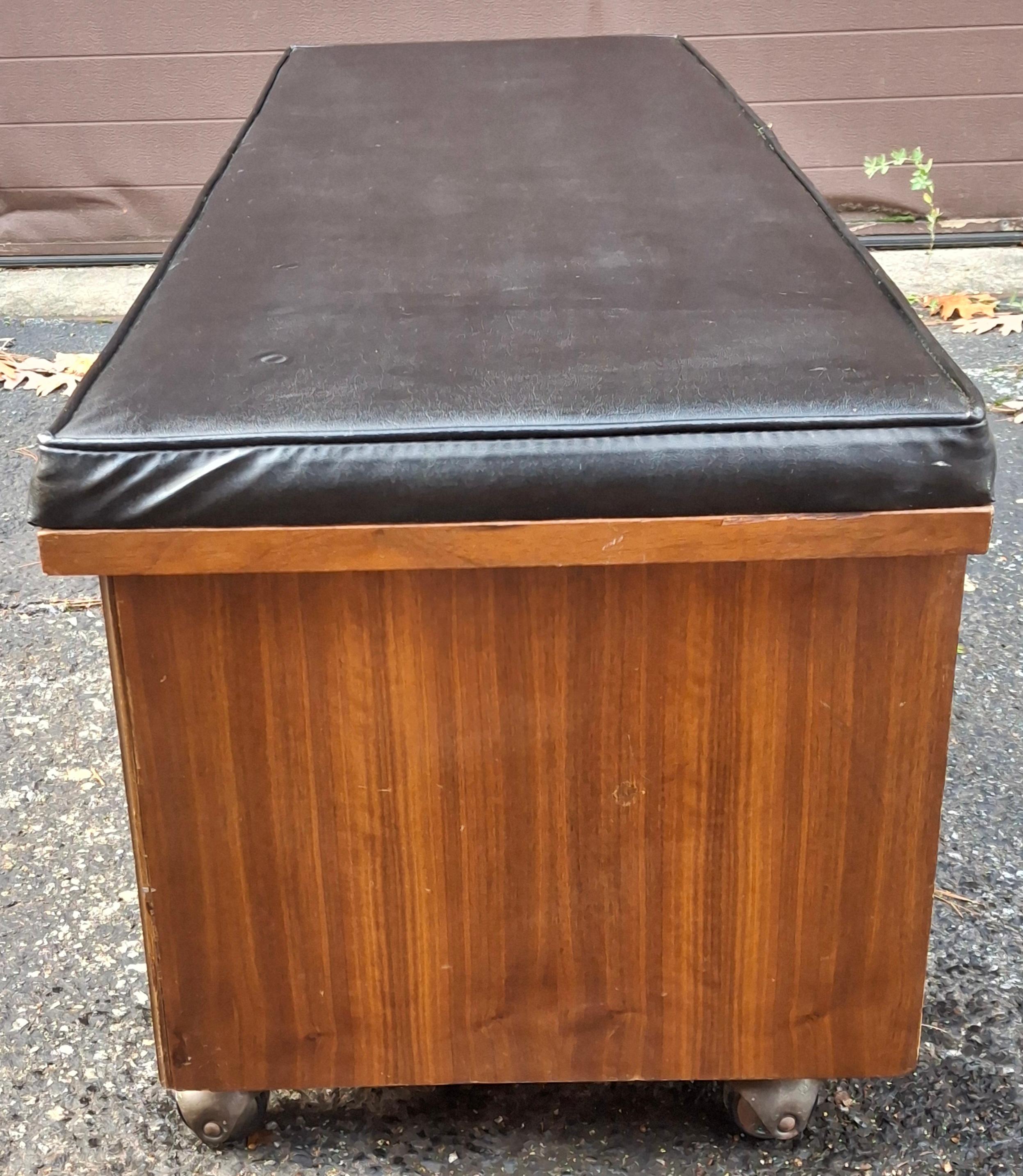 20ième siècle Lane Banc de rangement à roulettes avec siège tapissé de cèdre en vente