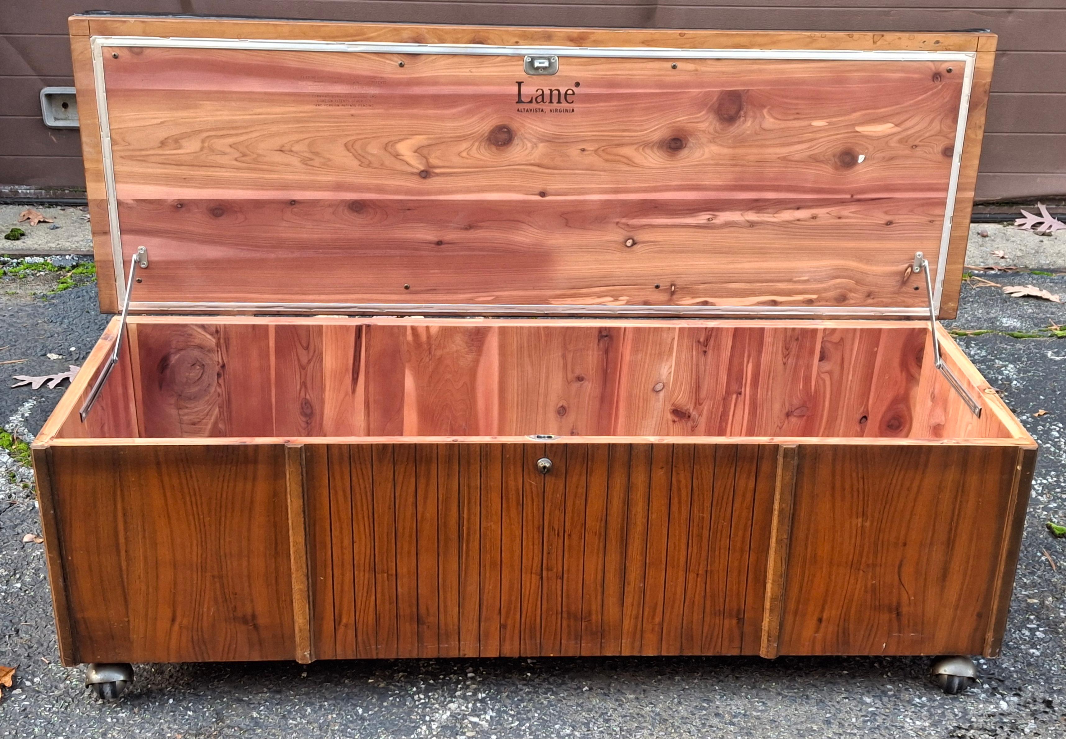 Pin Lane Banc de rangement à roulettes avec siège tapissé de cèdre en vente