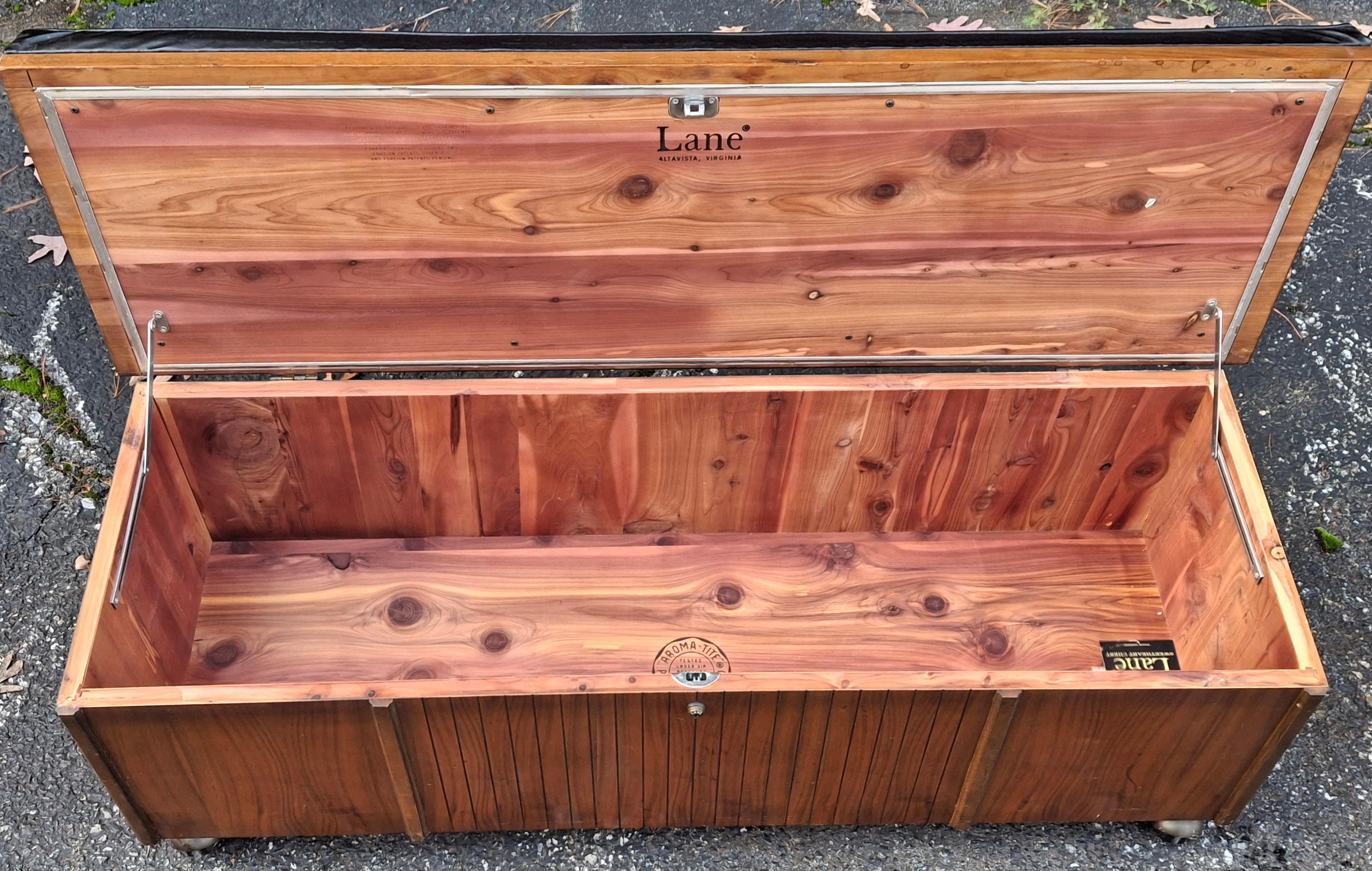 Lane Banc de rangement à roulettes avec siège tapissé de cèdre en vente 1