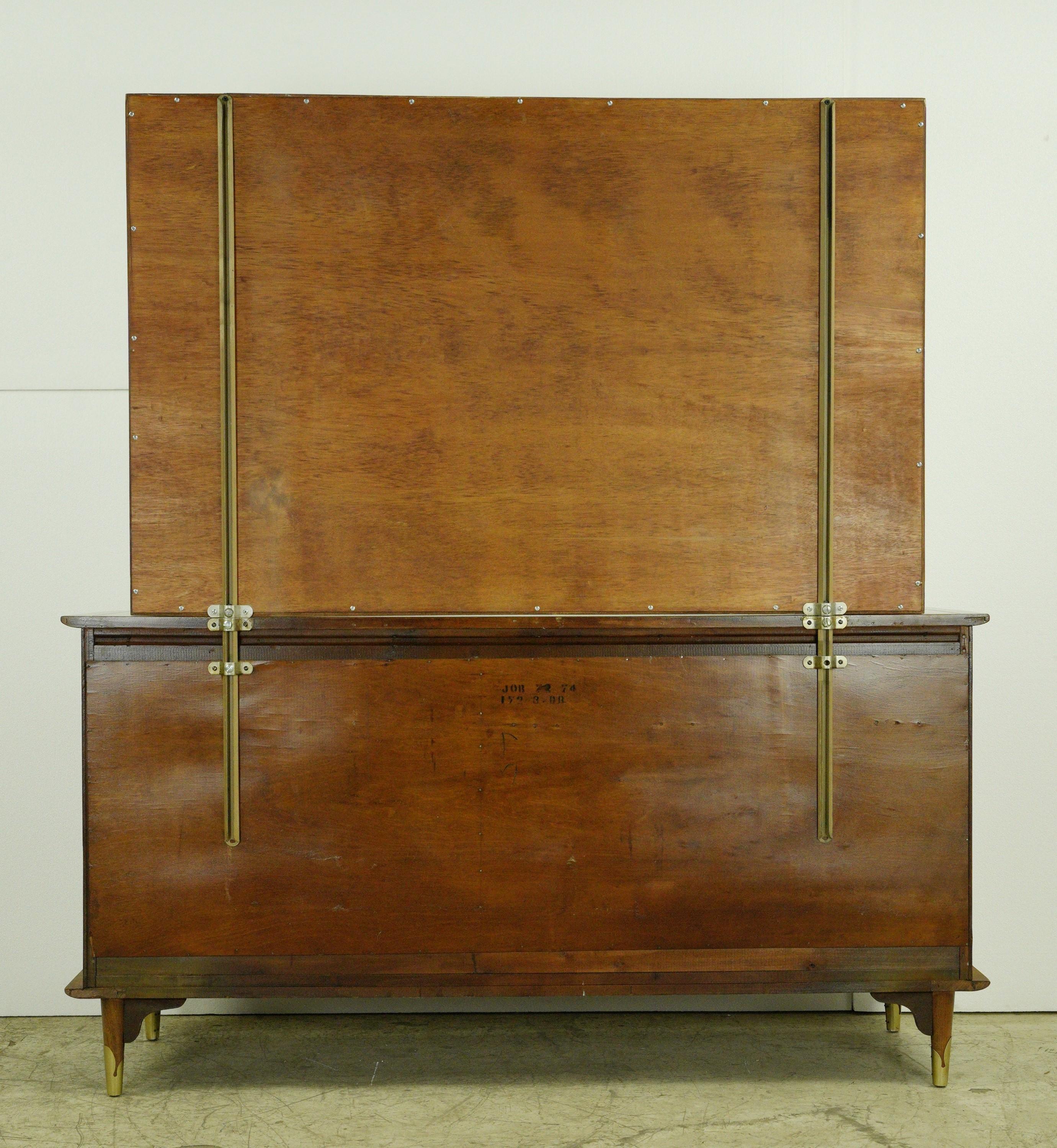 Lane Chestnut Mid-Century Modern Dresser w Mirror (commode et miroir en châtaignier) en vente 4