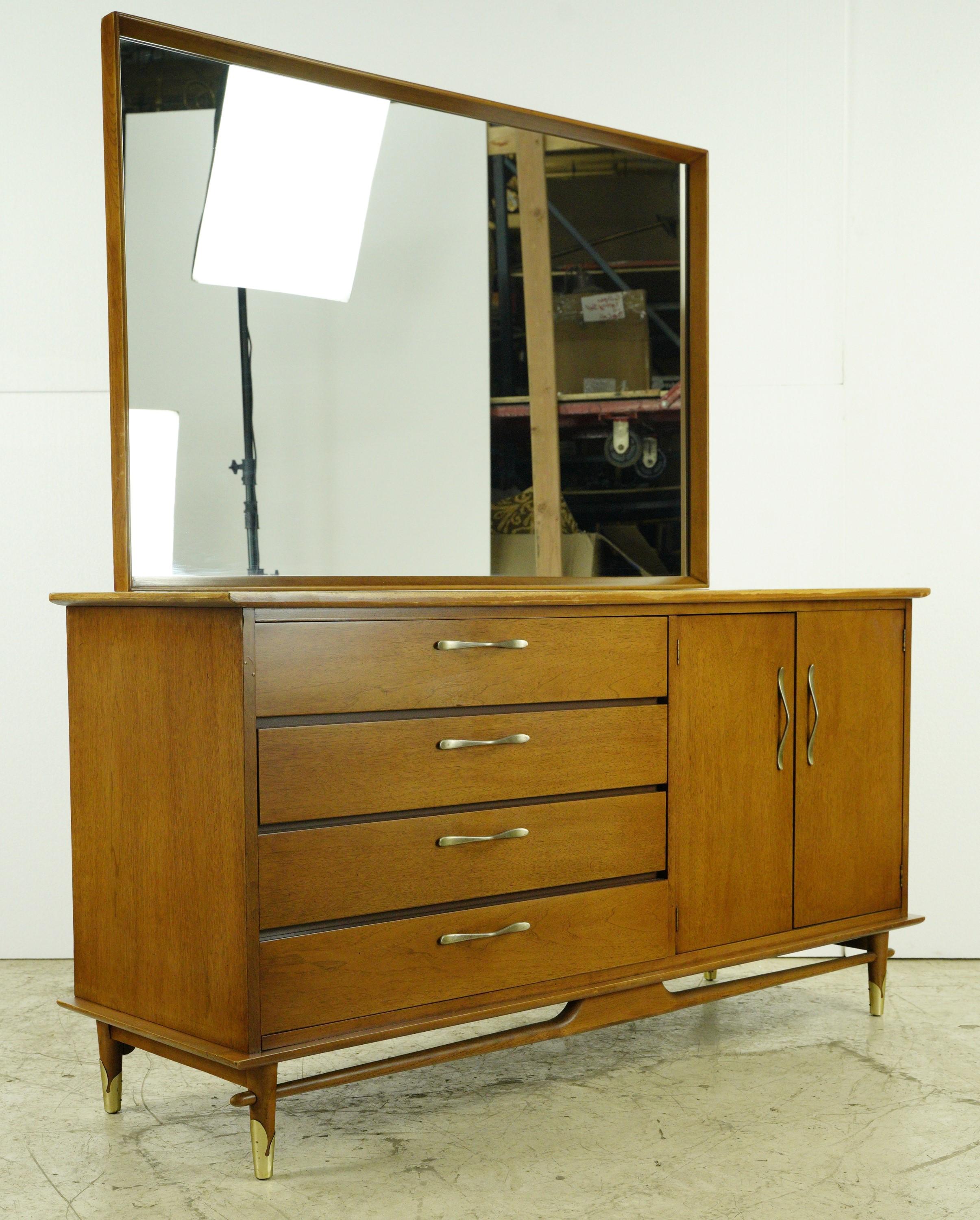 Lane Chestnut Mid-Century Modern Dresser w Mirror For Sale 2