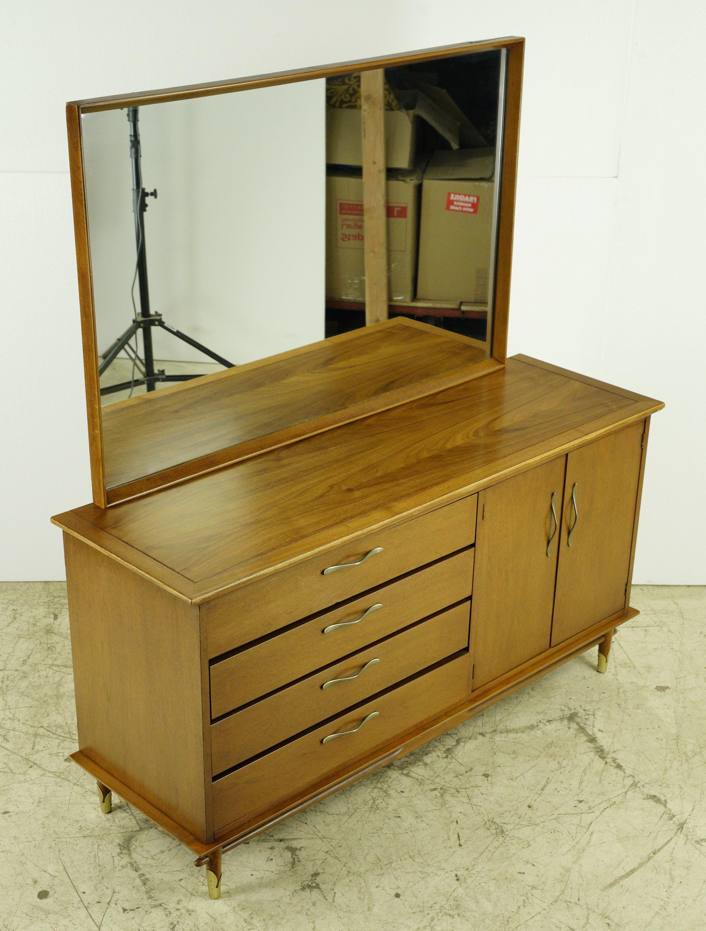 Lane Chestnut Mid-Century Modern Dresser w Mirror im Angebot 1