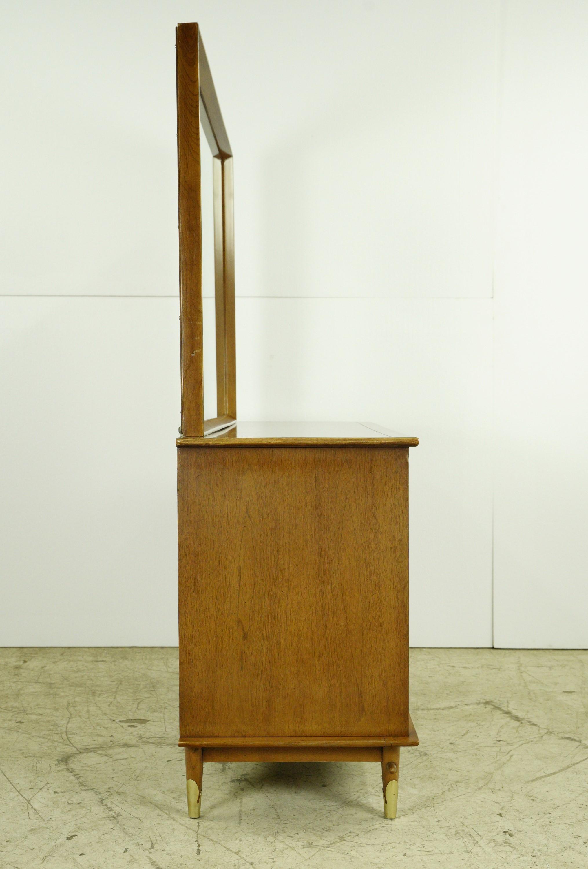 Lane Chestnut Mid-Century Modern Dresser w Mirror (commode et miroir en châtaignier) en vente 3