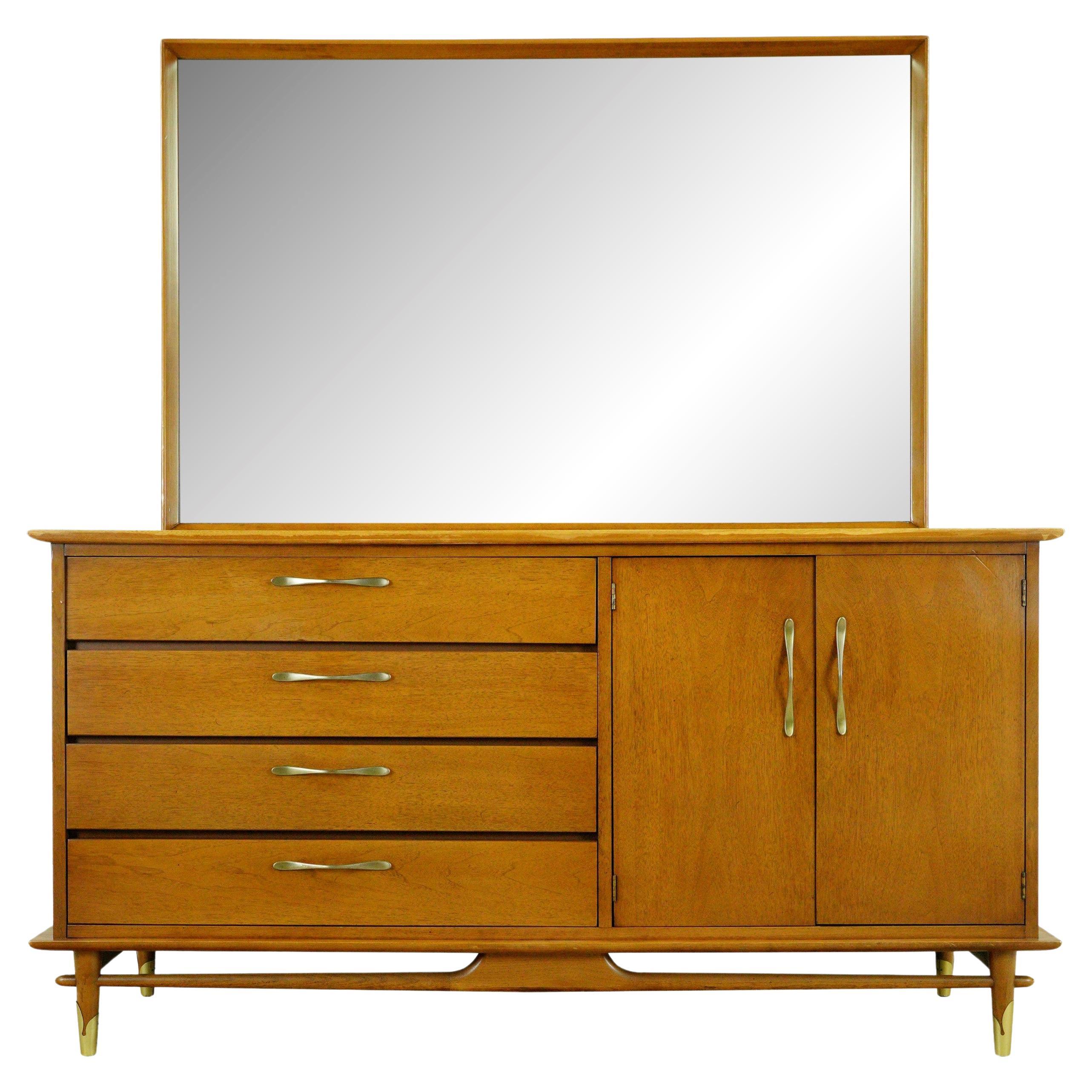 Lane Chestnut Mid-Century Modern Dresser w Mirror im Angebot