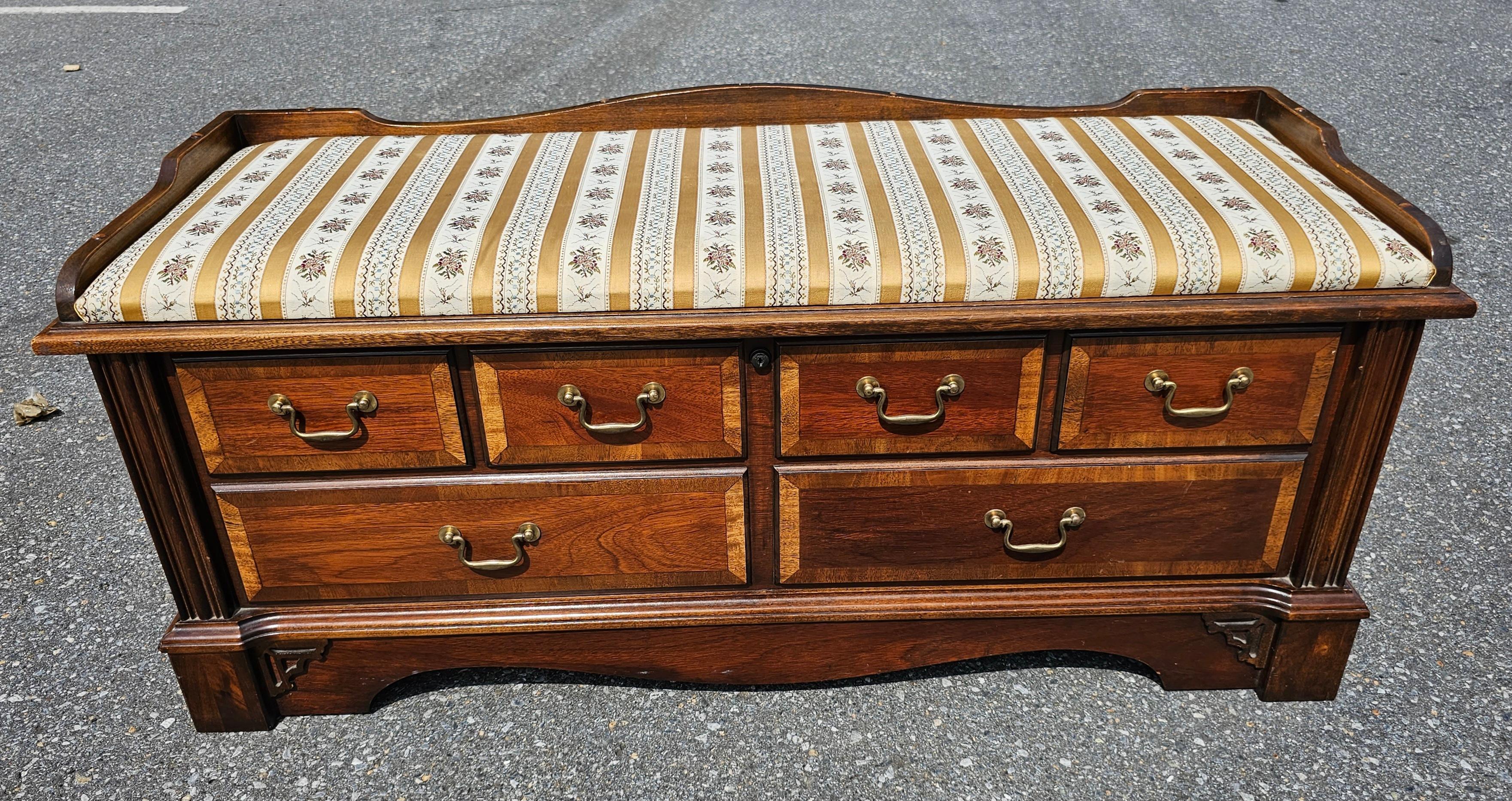 Lane Chippendale Cedar Lined Banded Mahogany Blanket Chest and Upholstered Bench In Good Condition For Sale In Germantown, MD
