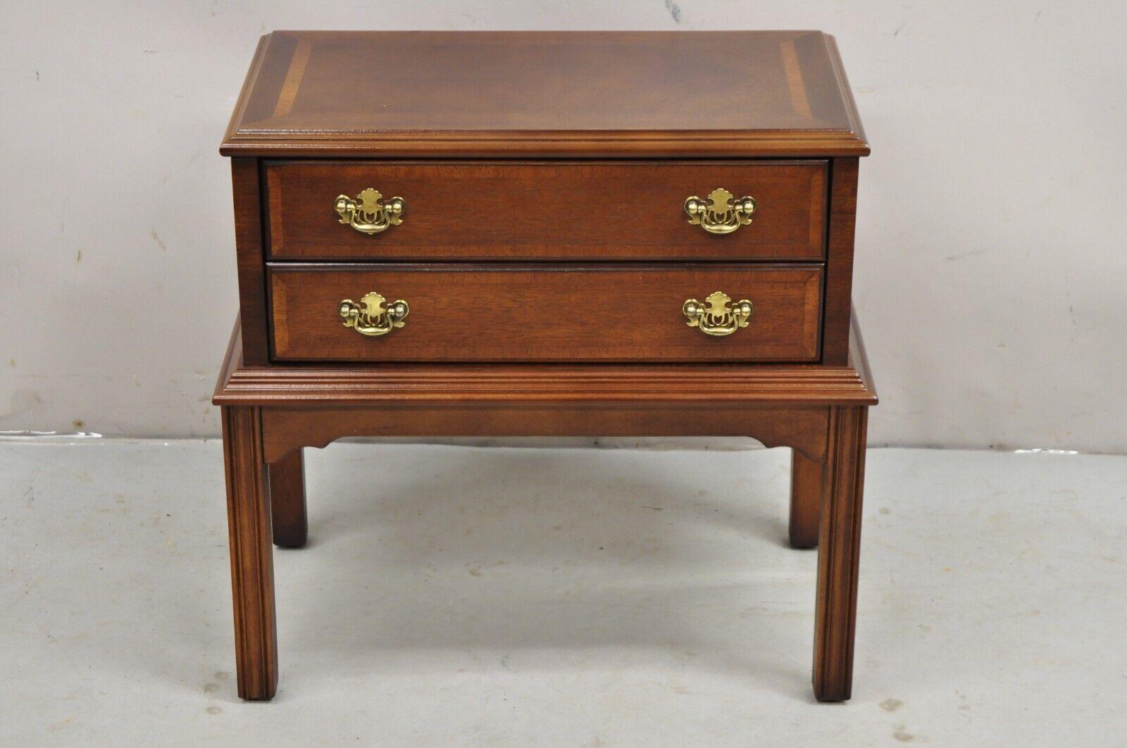 Lane Chippendale Style Banded Mahogany Wood 2 Drawer Small Side Table Chest In Good Condition For Sale In Philadelphia, PA